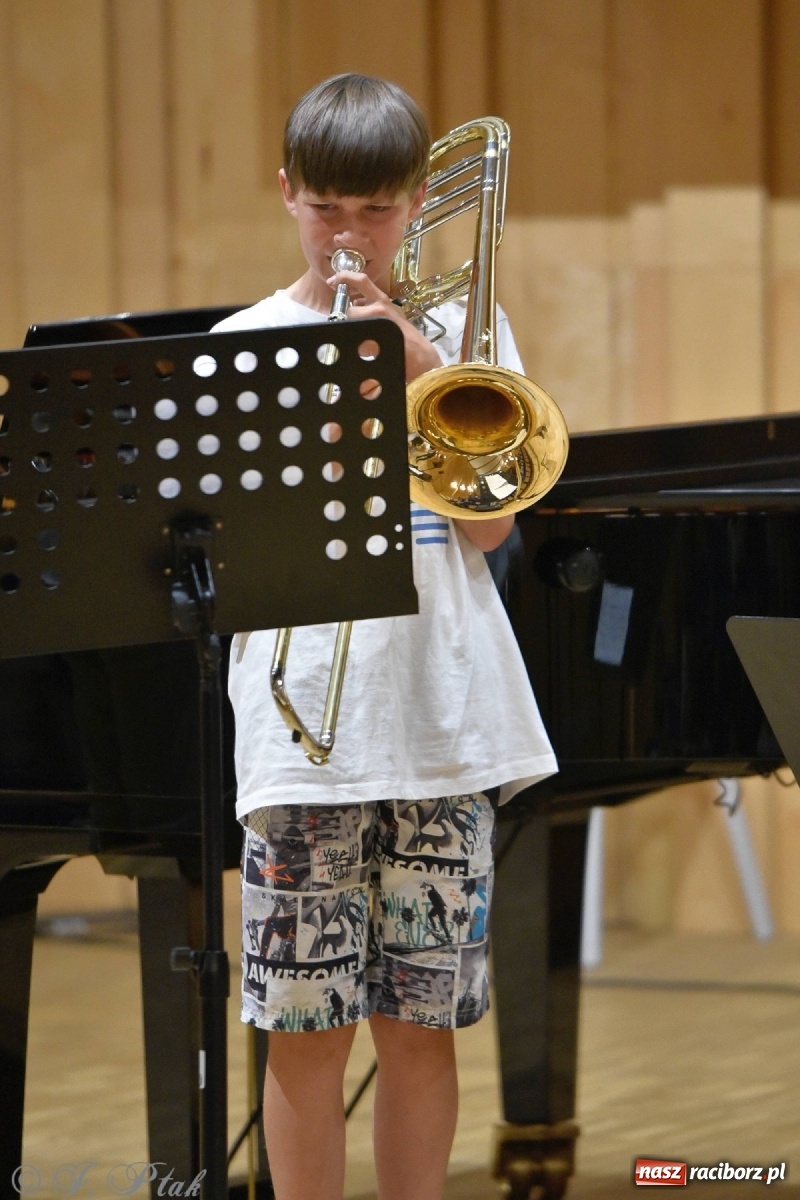 Zdjęcie w galerii na portalu naszraciborz.pl: Koncert letni w raciborskiej szkole muzycznej wiadomości z regionu