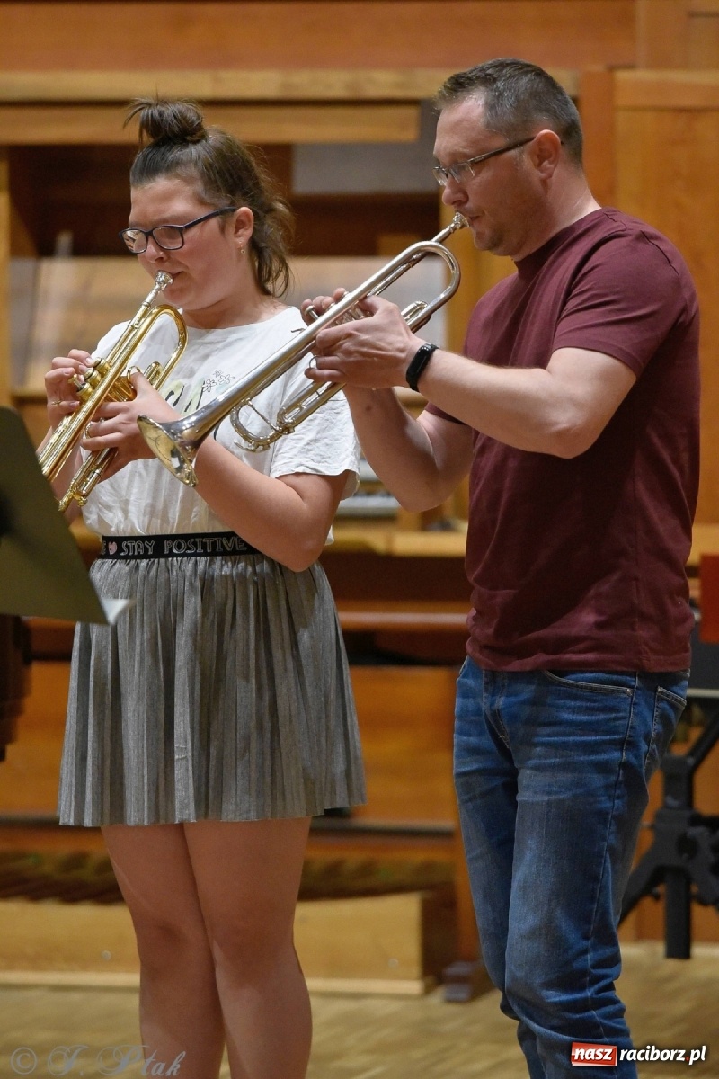 Zdjęcie w galerii na portalu naszraciborz.pl: Koncert letni w raciborskiej szkole muzycznej wiadomości z regionu