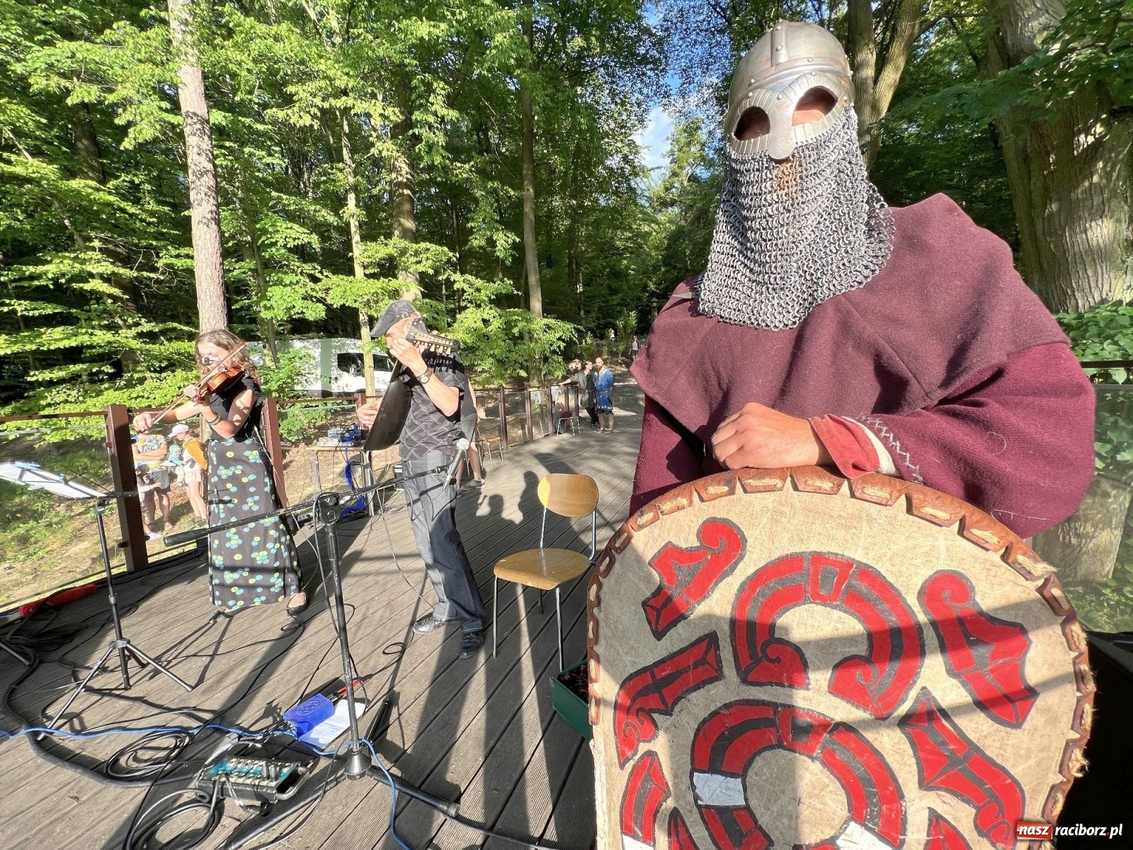 Zdjęcie w galerii na portalu naszraciborz.pl: Volva odprawiła pogański obrzęd w raciborskim grodzie. Zagrał lider Żywiołaka [FOTO i WIDEO] wiadomości z regionu