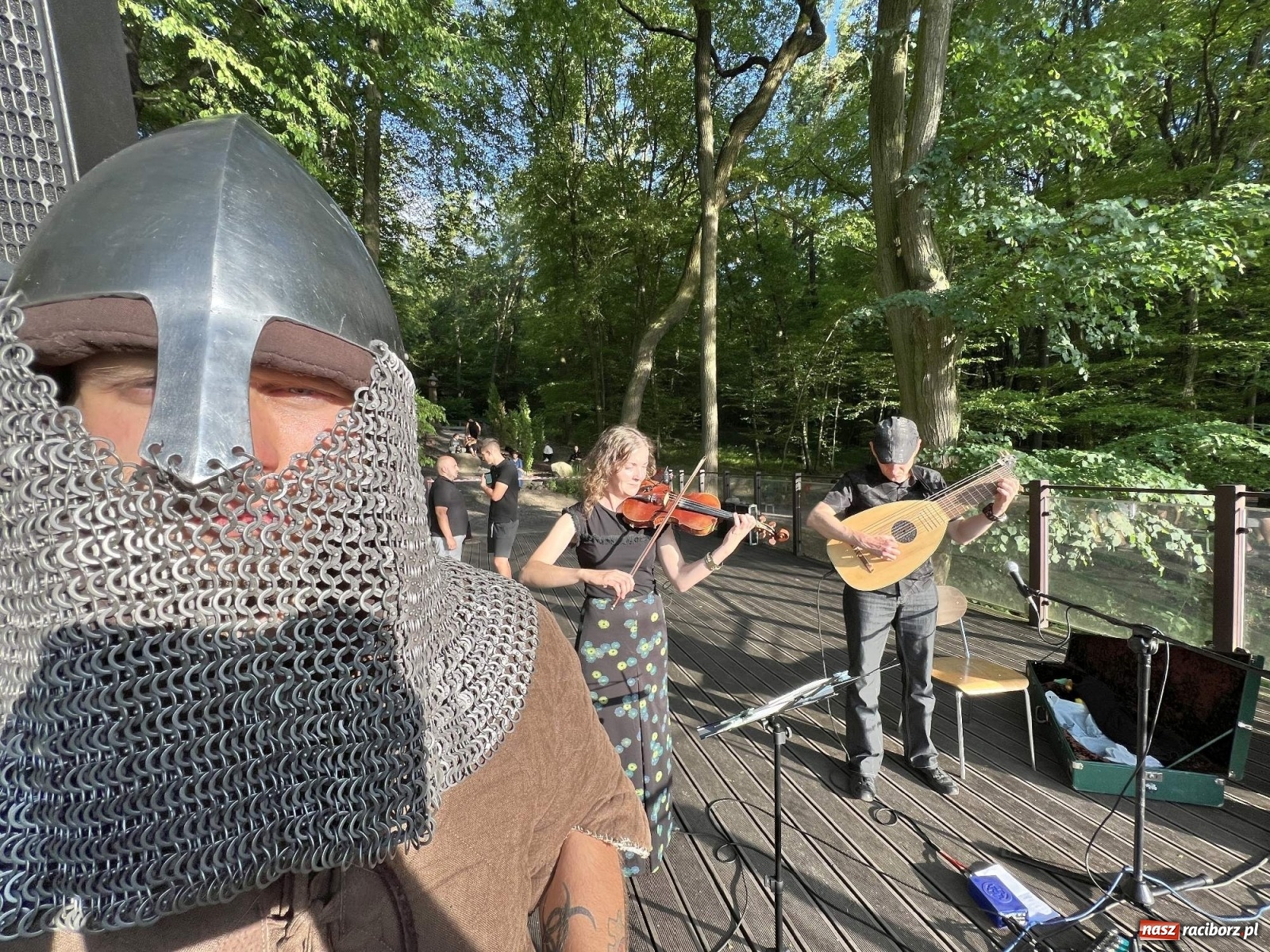 Zdjęcie w galerii na portalu naszraciborz.pl: Volva odprawiła pogański obrzęd w raciborskim grodzie. Zagrał lider Żywiołaka [FOTO i WIDEO] wiadomości z regionu
