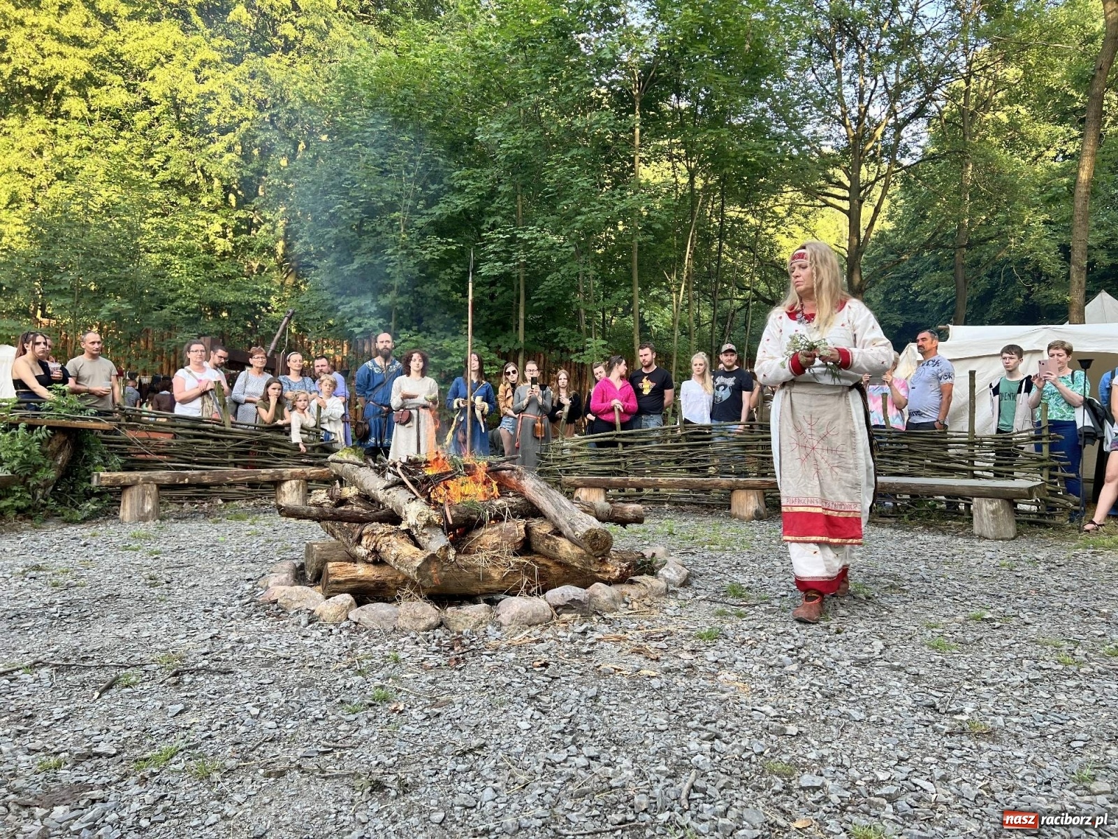Zdjęcie w galerii na portalu naszraciborz.pl: Volva odprawiła pogański obrzęd w raciborskim grodzie. Zagrał lider Żywiołaka [FOTO i WIDEO] wiadomości z regionu