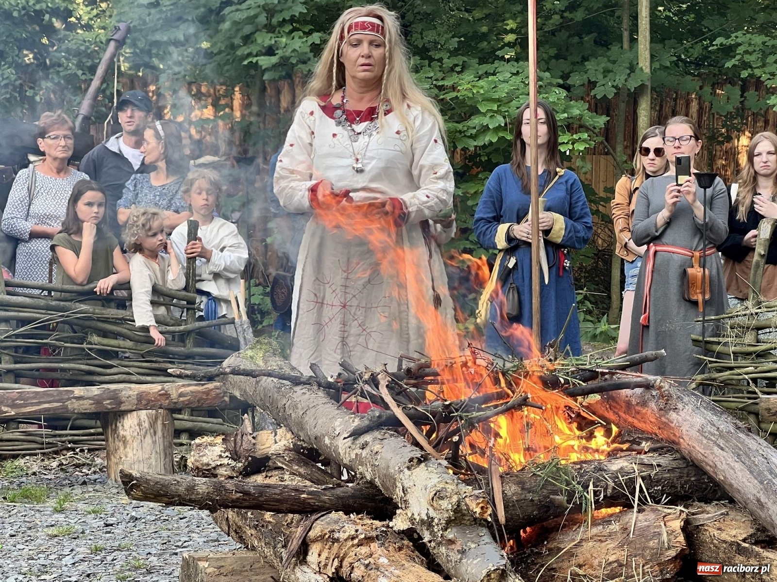 Zdjęcie w galerii na portalu naszraciborz.pl: Volva odprawiła pogański obrzęd w raciborskim grodzie. Zagrał lider Żywiołaka [FOTO i WIDEO] wiadomości z regionu