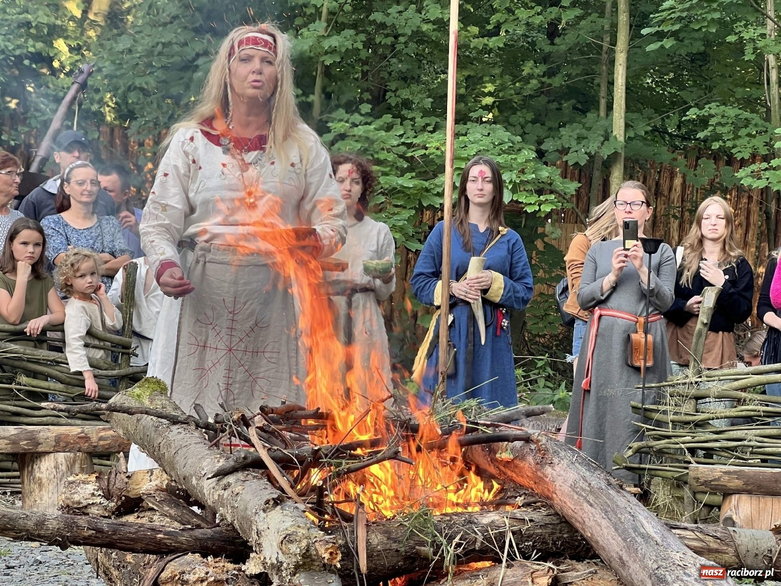 Zdjęcie w galerii na portalu naszraciborz.pl: Volva odprawiła pogański obrzęd w raciborskim grodzie. Zagrał lider Żywiołaka [FOTO i WIDEO] wiadomości z regionu