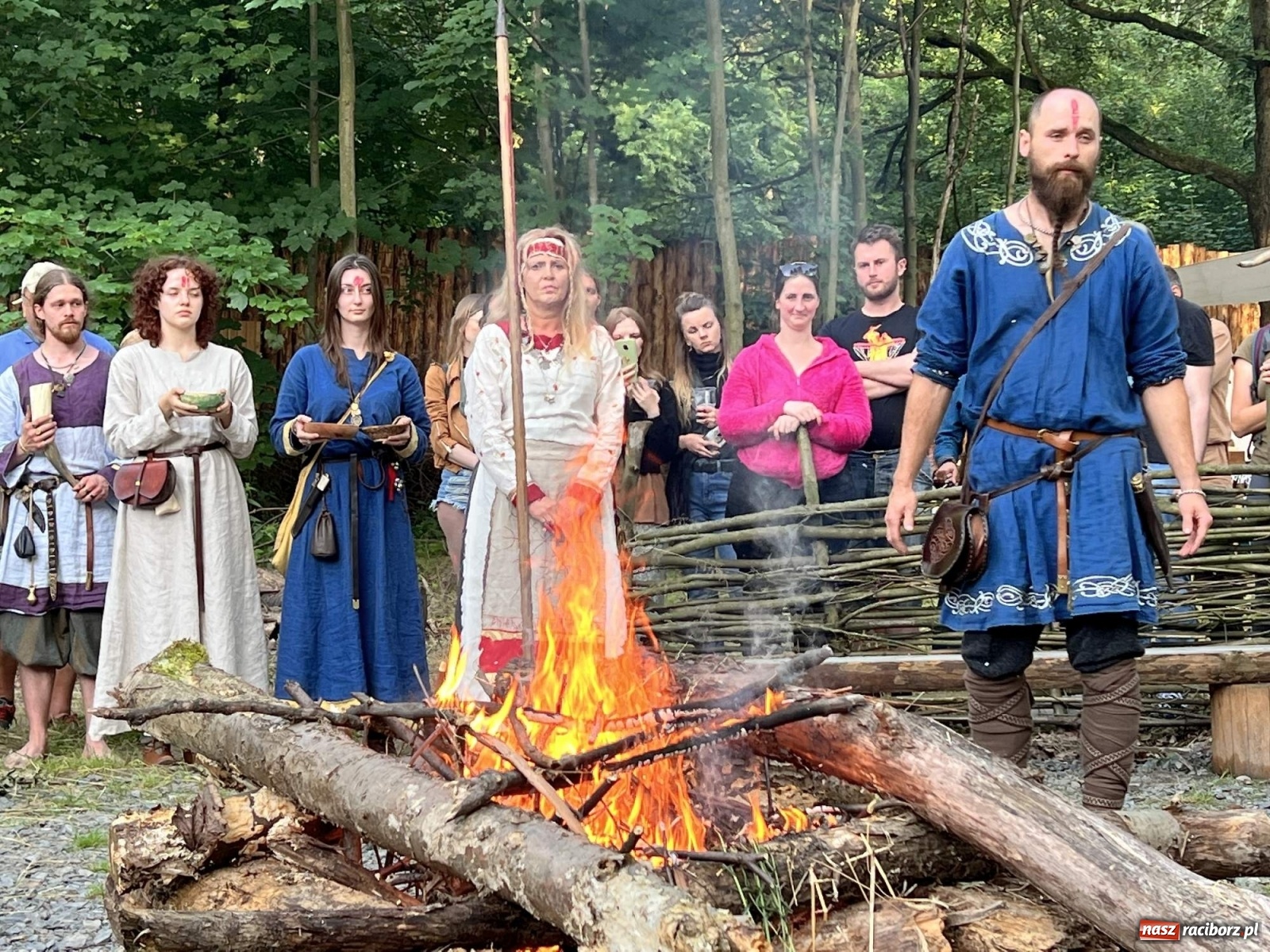 Zdjęcie w galerii na portalu naszraciborz.pl: Volva odprawiła pogański obrzęd w raciborskim grodzie. Zagrał lider Żywiołaka [FOTO i WIDEO] wiadomości z regionu