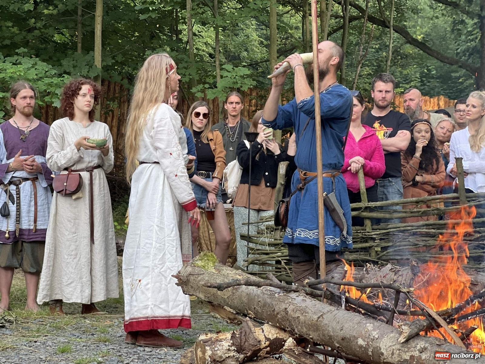 Zdjęcie w galerii na portalu naszraciborz.pl: Volva odprawiła pogański obrzęd w raciborskim grodzie. Zagrał lider Żywiołaka [FOTO i WIDEO] wiadomości z regionu