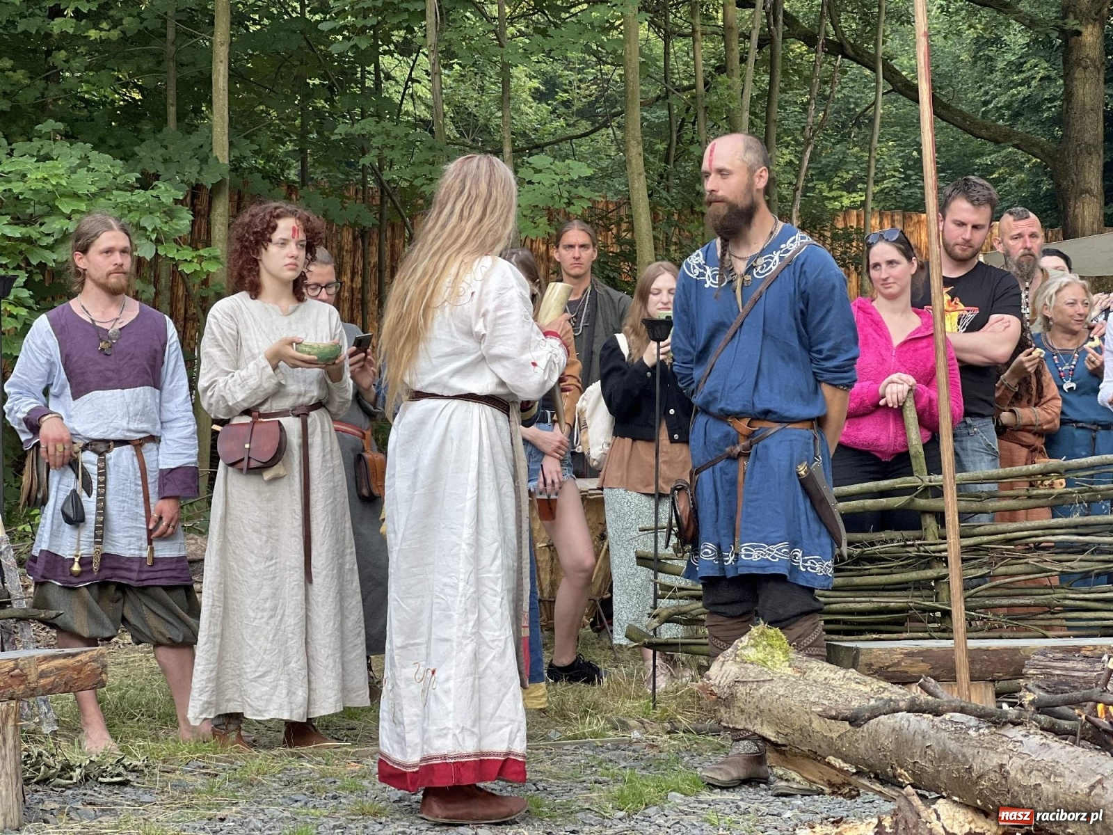 Zdjęcie w galerii na portalu naszraciborz.pl: Volva odprawiła pogański obrzęd w raciborskim grodzie. Zagrał lider Żywiołaka [FOTO i WIDEO] wiadomości z regionu