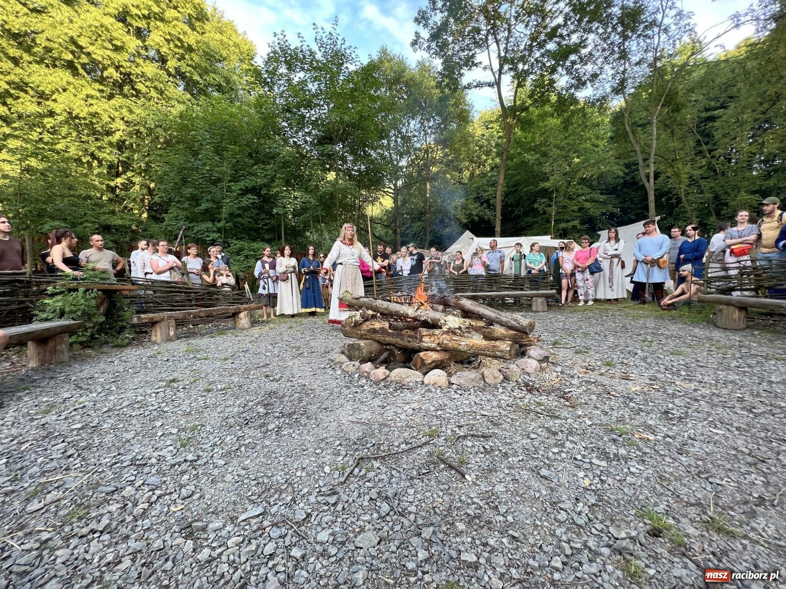 Zdjęcie w galerii na portalu naszraciborz.pl: Volva odprawiła pogański obrzęd w raciborskim grodzie. Zagrał lider Żywiołaka [FOTO i WIDEO] wiadomości z regionu