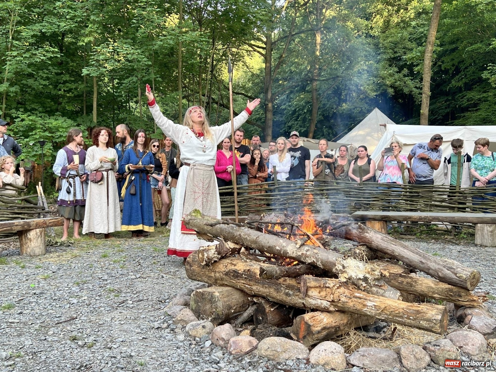 Zdjęcie w galerii na portalu naszraciborz.pl: Volva odprawiła pogański obrzęd w raciborskim grodzie. Zagrał lider Żywiołaka [FOTO i WIDEO] wiadomości z regionu