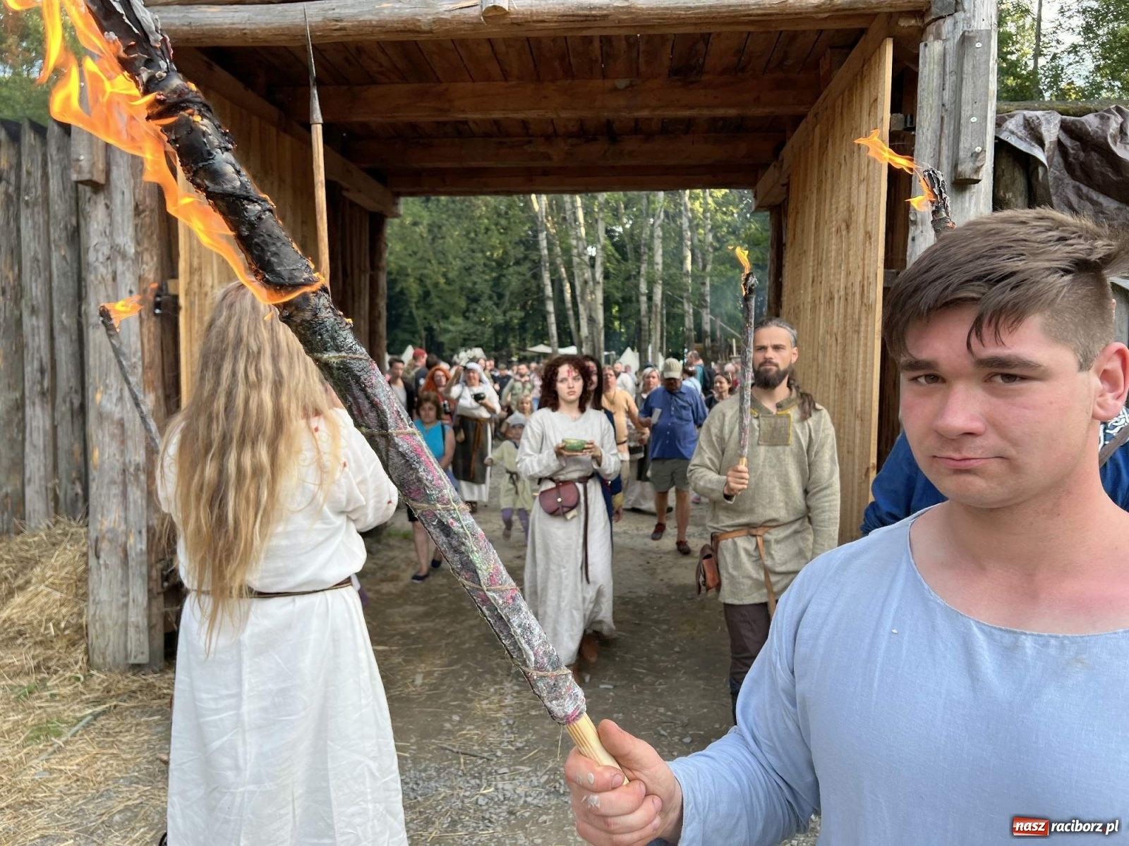 Zdjęcie w galerii na portalu naszraciborz.pl: Volva odprawiła pogański obrzęd w raciborskim grodzie. Zagrał lider Żywiołaka [FOTO i WIDEO] wiadomości z regionu