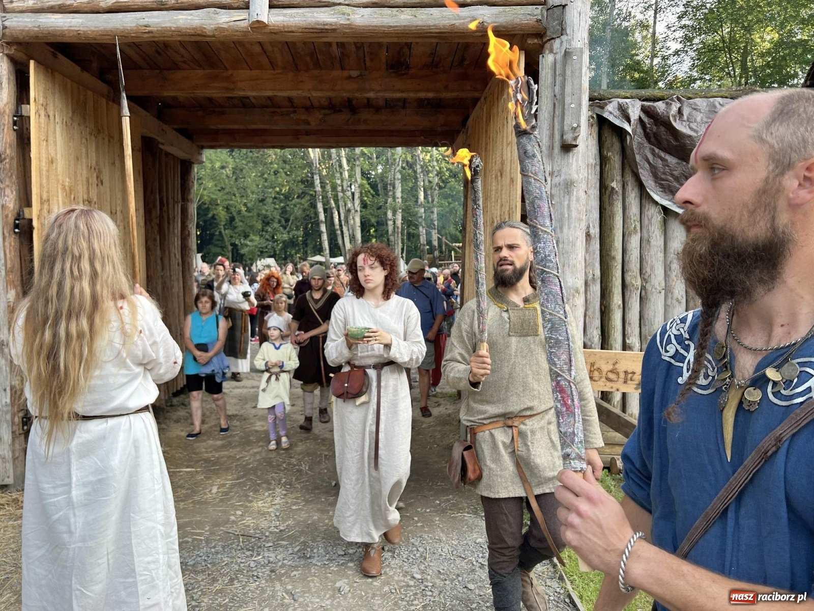 Zdjęcie w galerii na portalu naszraciborz.pl: Volva odprawiła pogański obrzęd w raciborskim grodzie. Zagrał lider Żywiołaka [FOTO i WIDEO] wiadomości z regionu