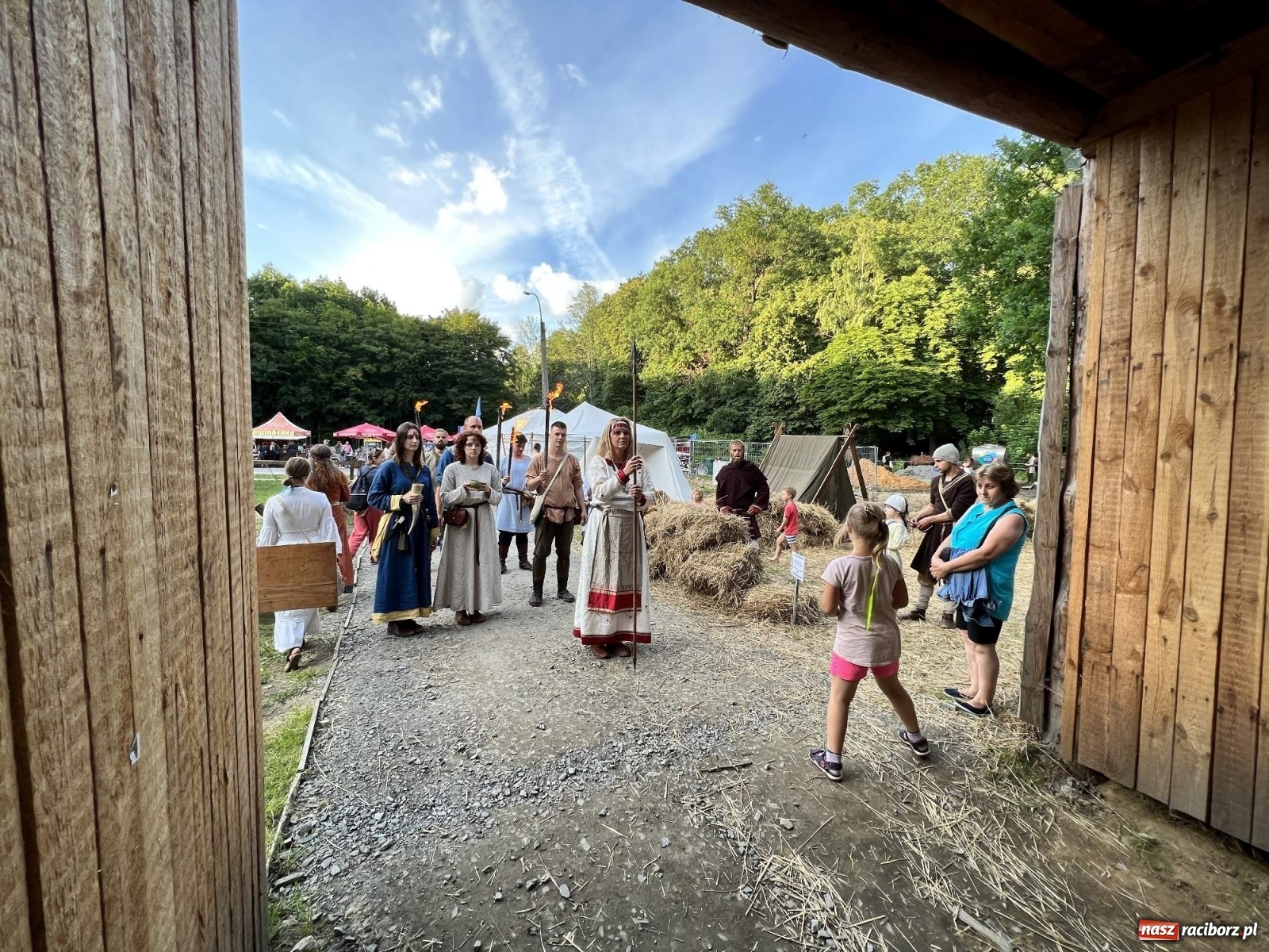 Zdjęcie w galerii na portalu naszraciborz.pl: Volva odprawiła pogański obrzęd w raciborskim grodzie. Zagrał lider Żywiołaka [FOTO i WIDEO] wiadomości z regionu