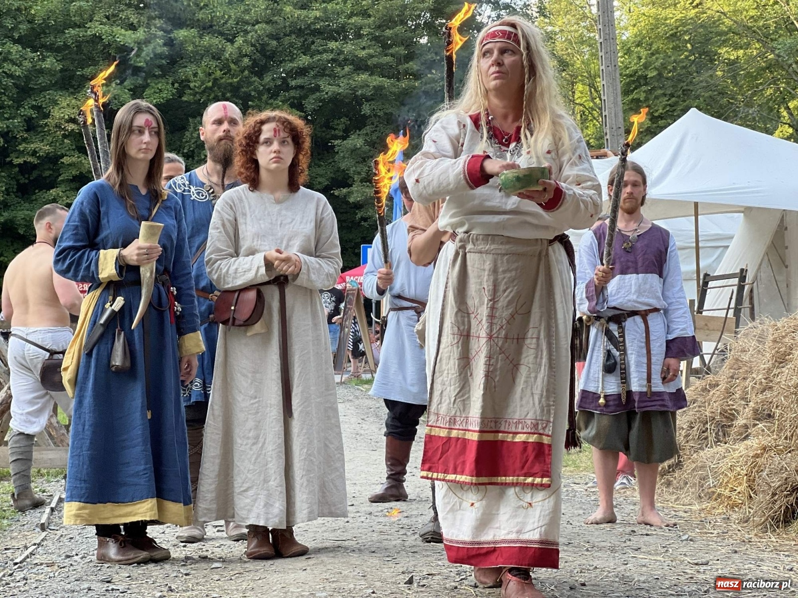 Zdjęcie w galerii na portalu naszraciborz.pl: Volva odprawiła pogański obrzęd w raciborskim grodzie. Zagrał lider Żywiołaka [FOTO i WIDEO] wiadomości z regionu