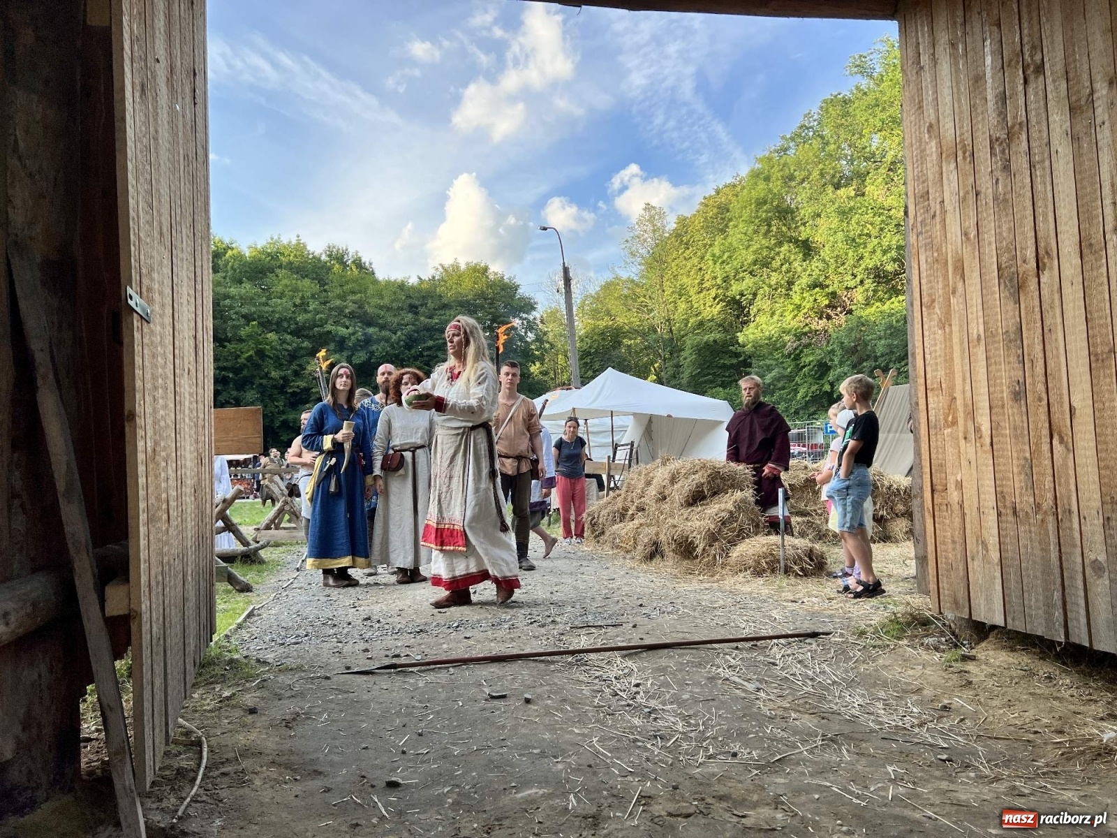 Zdjęcie w galerii na portalu naszraciborz.pl: Volva odprawiła pogański obrzęd w raciborskim grodzie. Zagrał lider Żywiołaka [FOTO i WIDEO] wiadomości z regionu