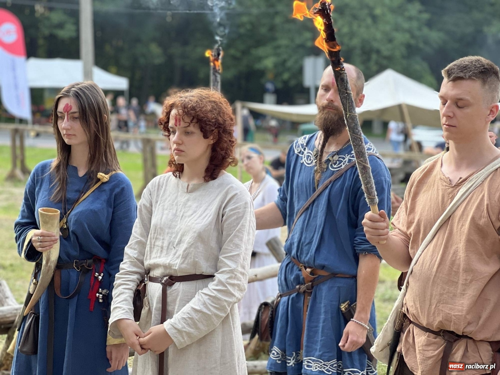 Zdjęcie w galerii na portalu naszraciborz.pl: Volva odprawiła pogański obrzęd w raciborskim grodzie. Zagrał lider Żywiołaka [FOTO i WIDEO] wiadomości z regionu