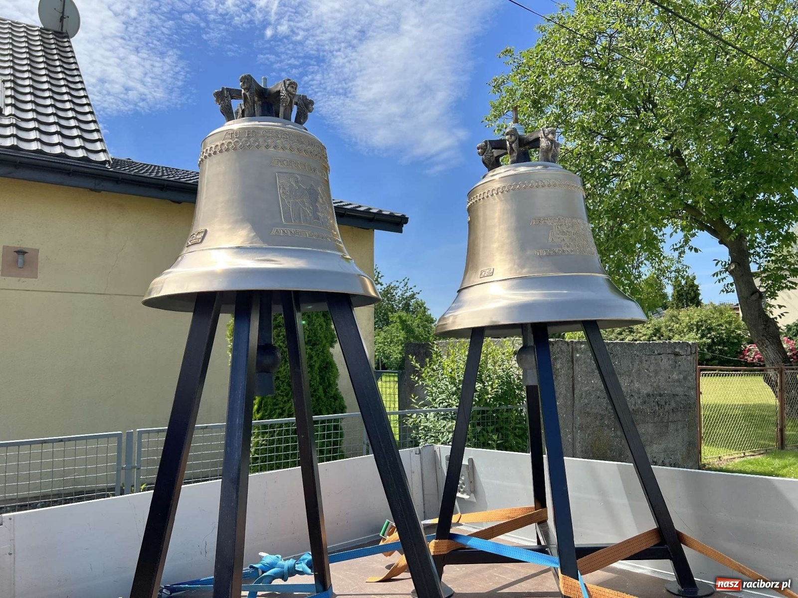 Zdjęcie w galerii na portalu naszraciborz.pl: Radość to wielka. Nowe dzwony objechały Owsiszcze i Nową Wioskę wiadomości z regionu