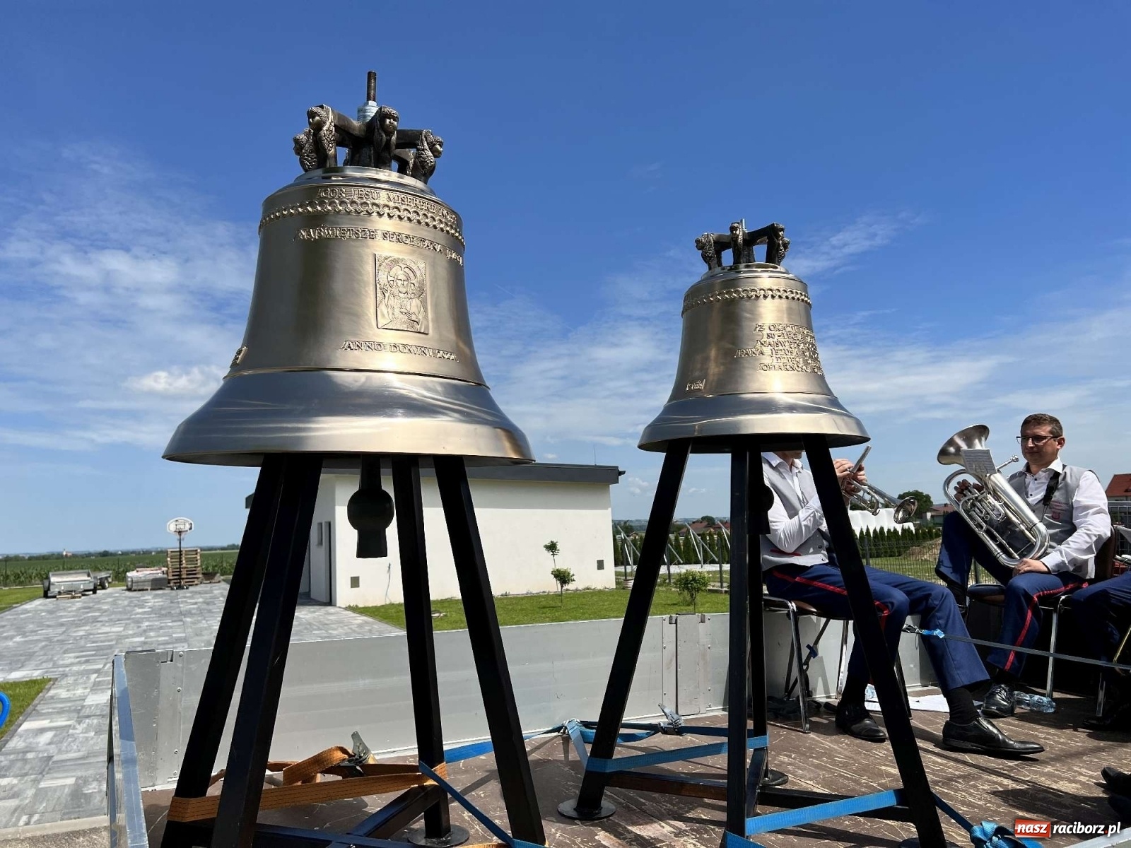Zdjęcie w galerii na portalu naszraciborz.pl: Radość to wielka. Nowe dzwony objechały Owsiszcze i Nową Wioskę wiadomości z regionu
