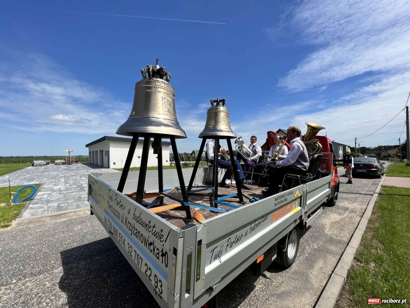 Zdjęcie w galerii na portalu naszraciborz.pl: Radość to wielka. Nowe dzwony objechały Owsiszcze i Nową Wioskę wiadomości z regionu