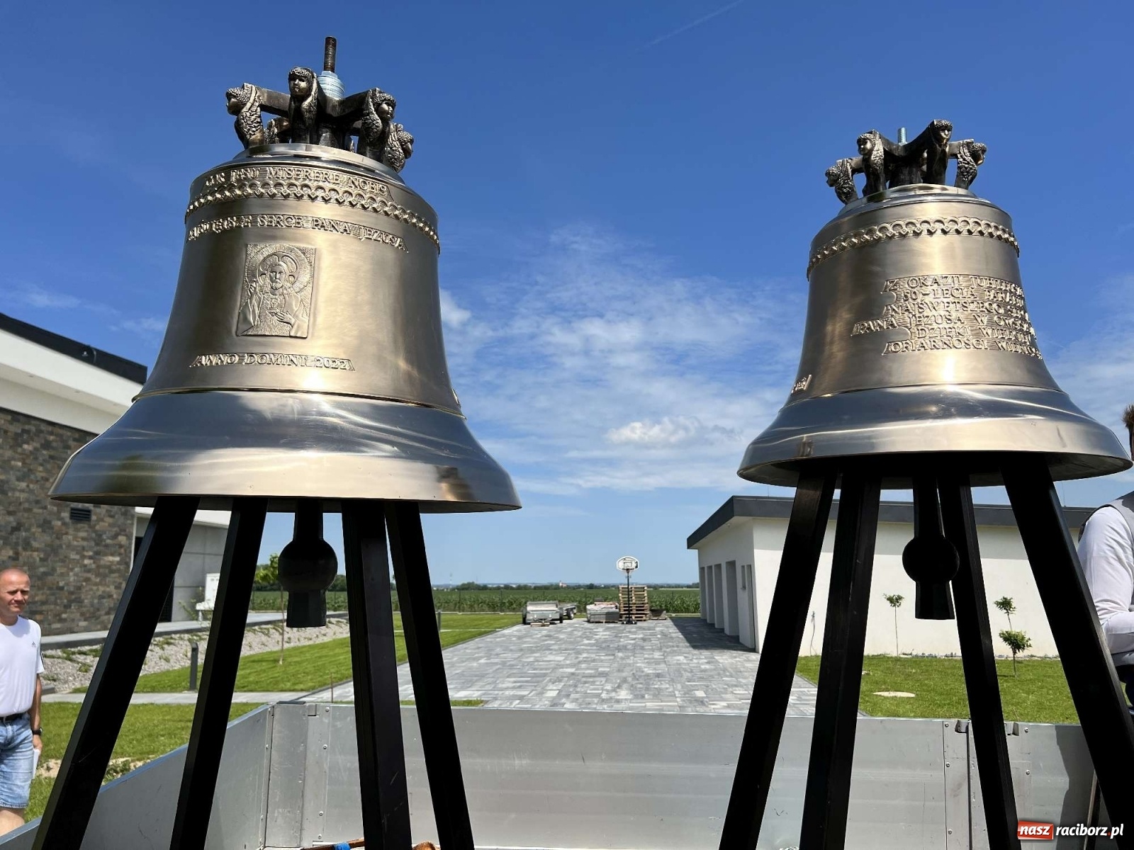 Zdjęcie w galerii na portalu naszraciborz.pl: Radość to wielka. Nowe dzwony objechały Owsiszcze i Nową Wioskę wiadomości z regionu