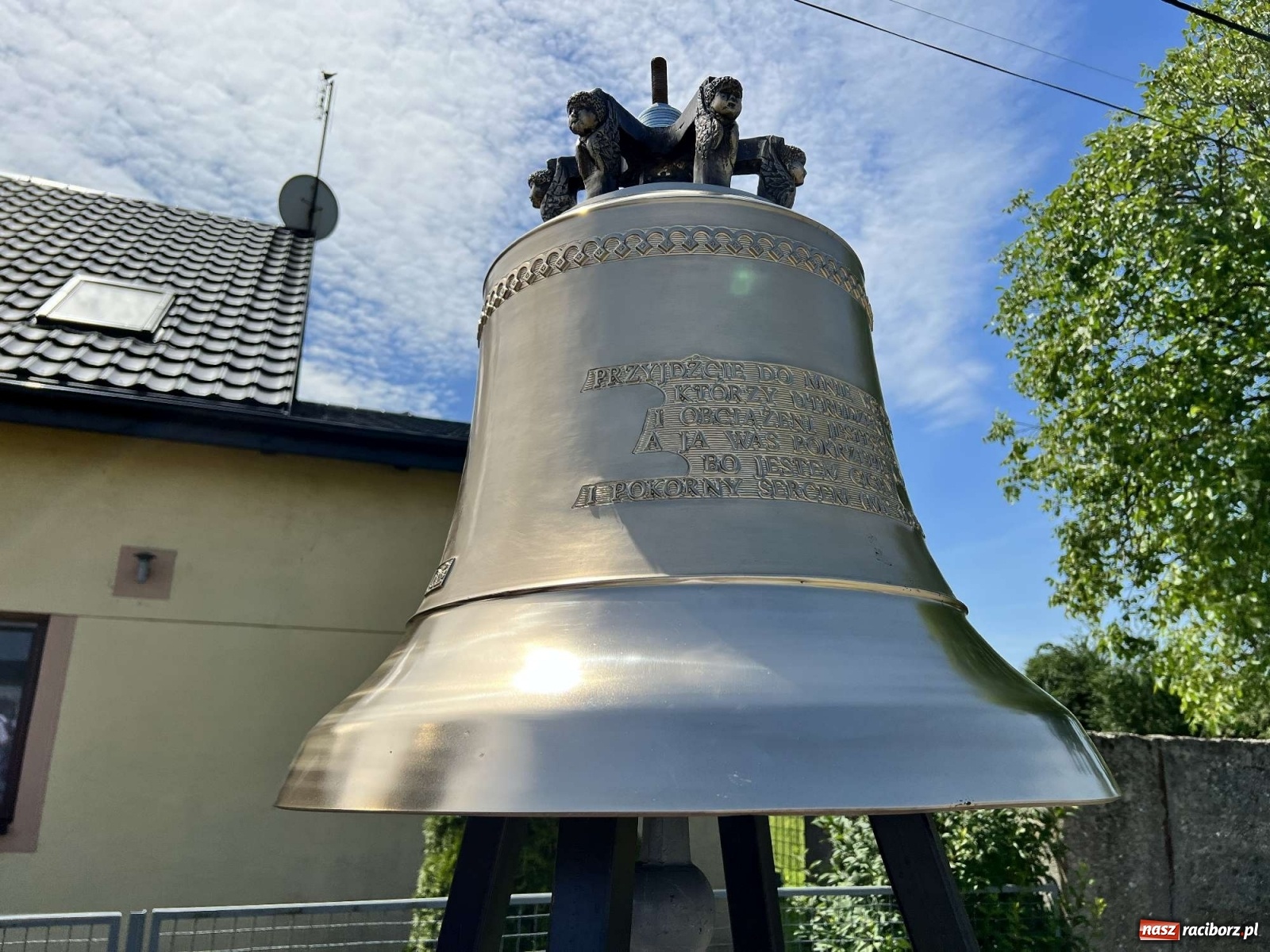 Zdjęcie w galerii na portalu naszraciborz.pl: Radość to wielka. Nowe dzwony objechały Owsiszcze i Nową Wioskę wiadomości z regionu