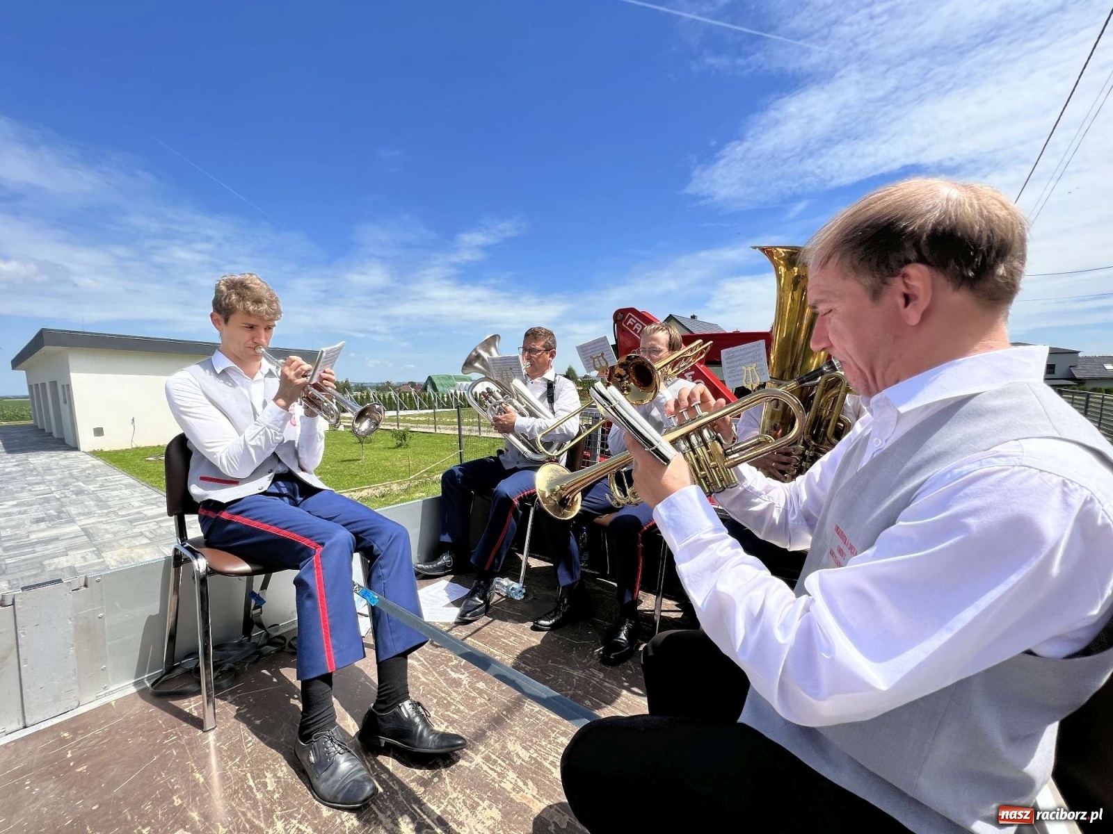 Zdjęcie w galerii na portalu naszraciborz.pl: Radość to wielka. Nowe dzwony objechały Owsiszcze i Nową Wioskę wiadomości z regionu
