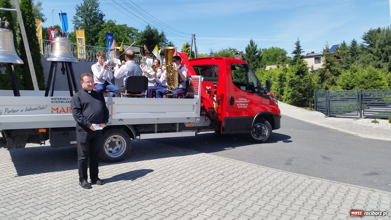Zdjęcie w galerii na portalu naszraciborz.pl: Radość to wielka. Nowe dzwony objechały Owsiszcze i Nową Wioskę wiadomości z regionu