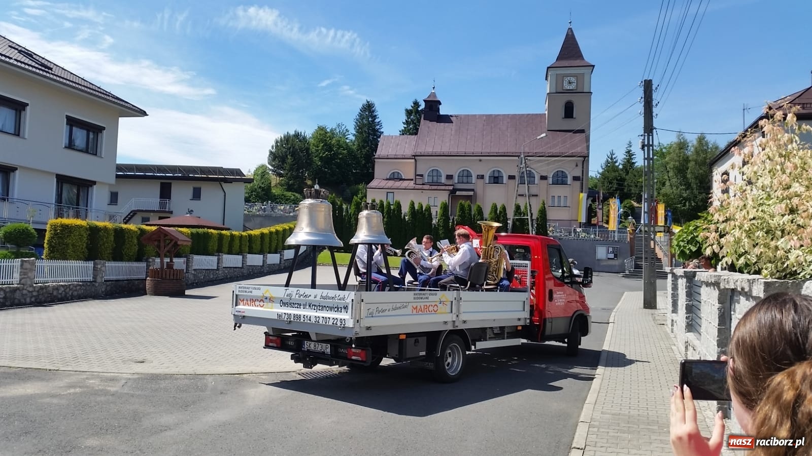 Zdjęcie w galerii na portalu naszraciborz.pl: Radość to wielka. Nowe dzwony objechały Owsiszcze i Nową Wioskę wiadomości z regionu