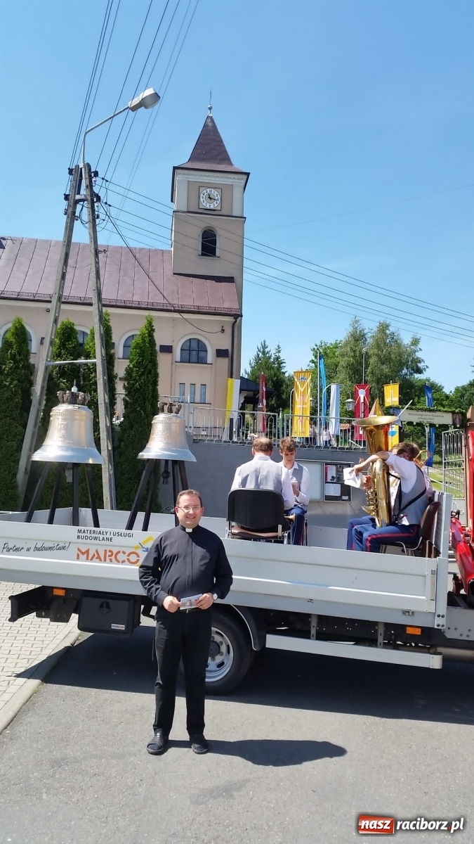 Zdjęcie w galerii na portalu naszraciborz.pl: Radość to wielka. Nowe dzwony objechały Owsiszcze i Nową Wioskę wiadomości z regionu