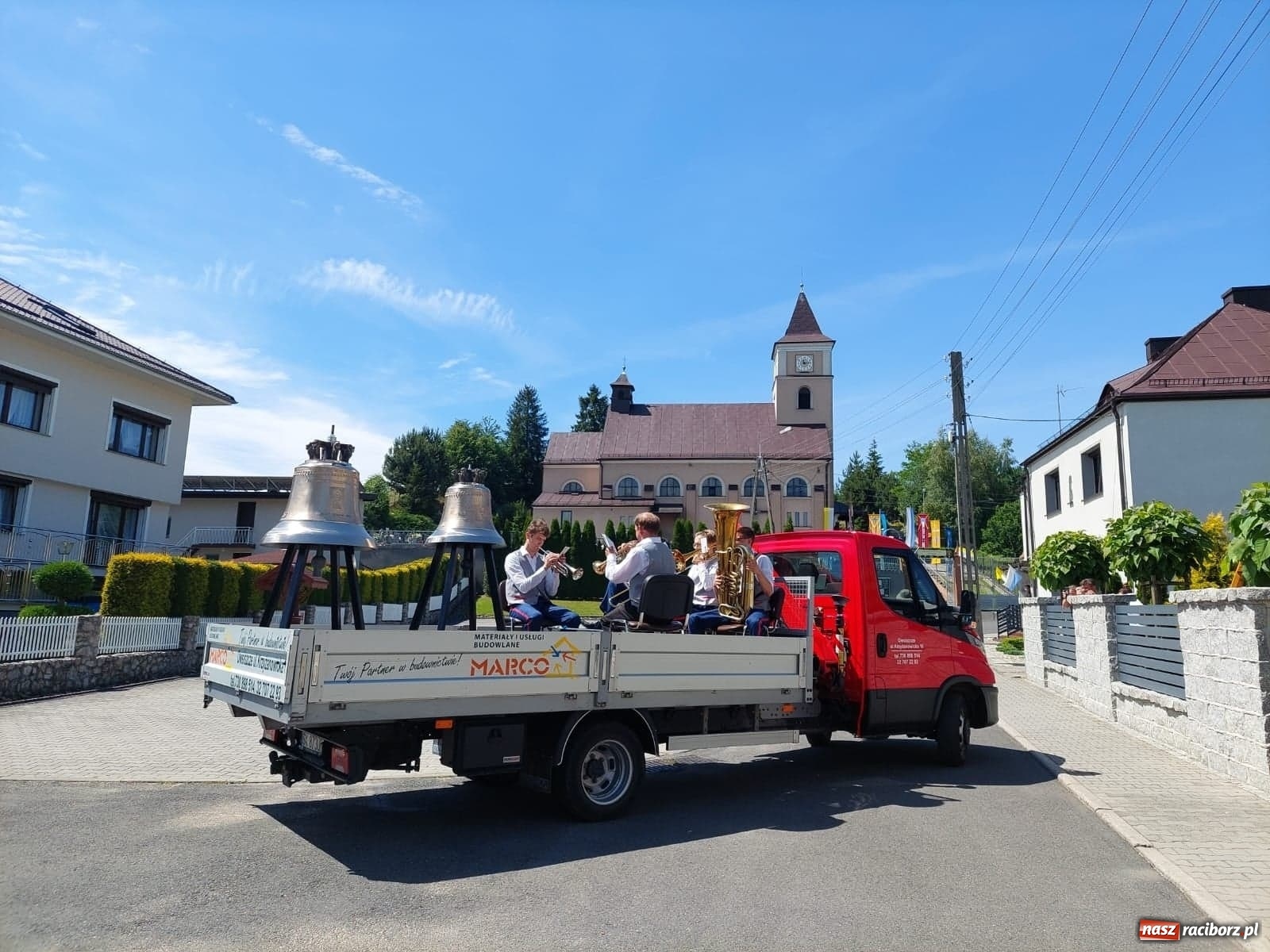 Zdjęcie w galerii na portalu naszraciborz.pl: Radość to wielka. Nowe dzwony objechały Owsiszcze i Nową Wioskę wiadomości z regionu