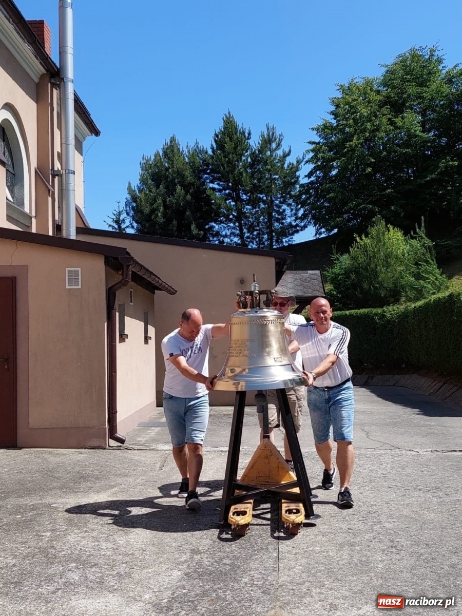 Zdjęcie w galerii na portalu naszraciborz.pl: Radość to wielka. Nowe dzwony objechały Owsiszcze i Nową Wioskę wiadomości z regionu