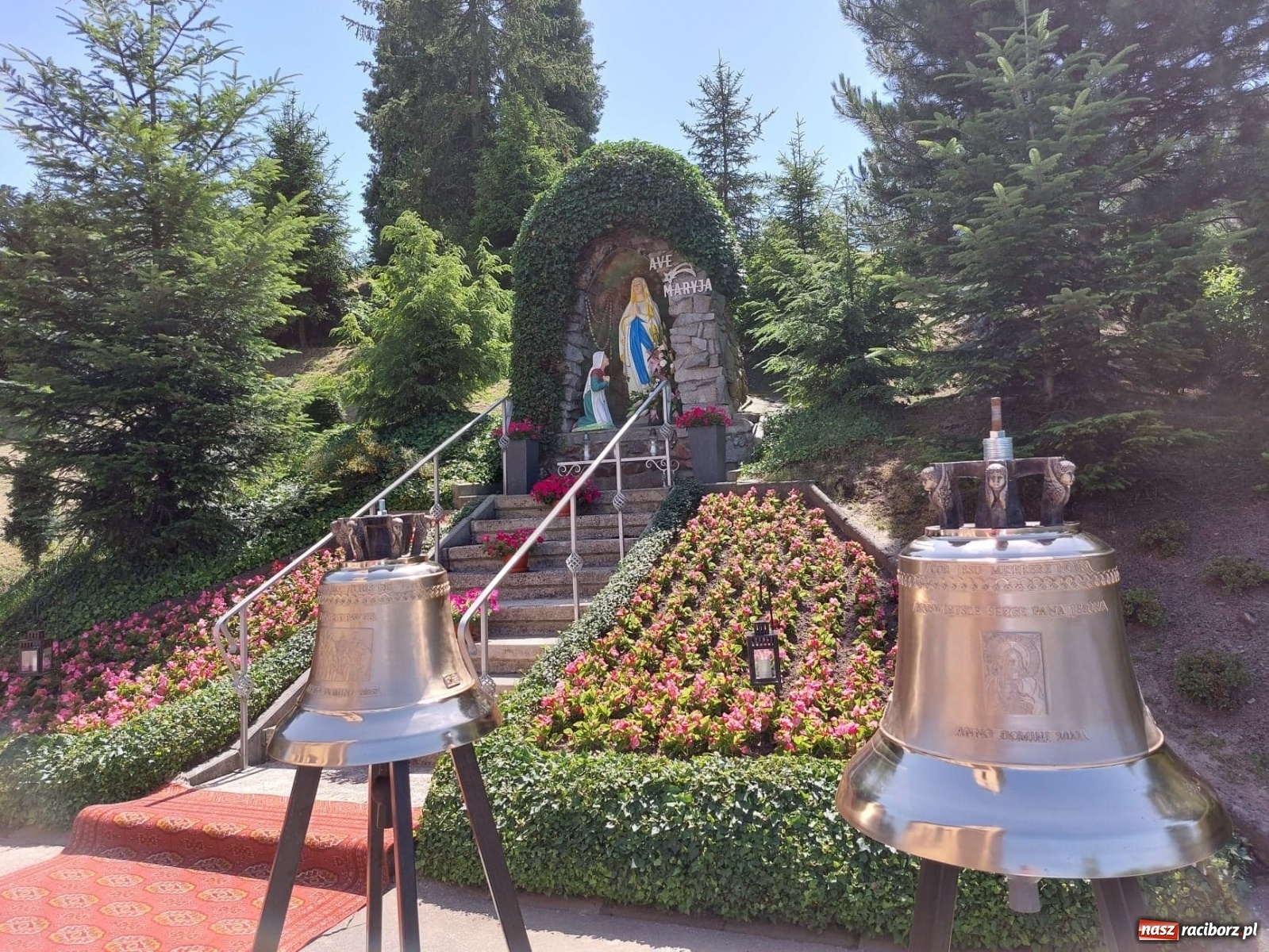 Zdjęcie w galerii na portalu naszraciborz.pl: Radość to wielka. Nowe dzwony objechały Owsiszcze i Nową Wioskę wiadomości z regionu