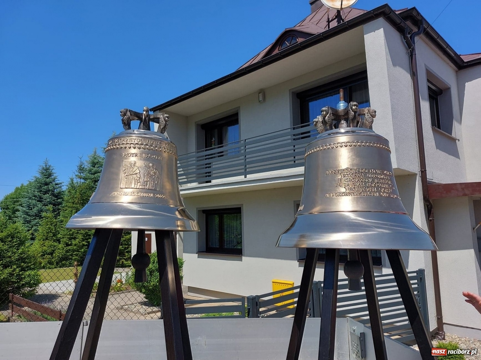 Zdjęcie w galerii na portalu naszraciborz.pl: Radość to wielka. Nowe dzwony objechały Owsiszcze i Nową Wioskę wiadomości z regionu
