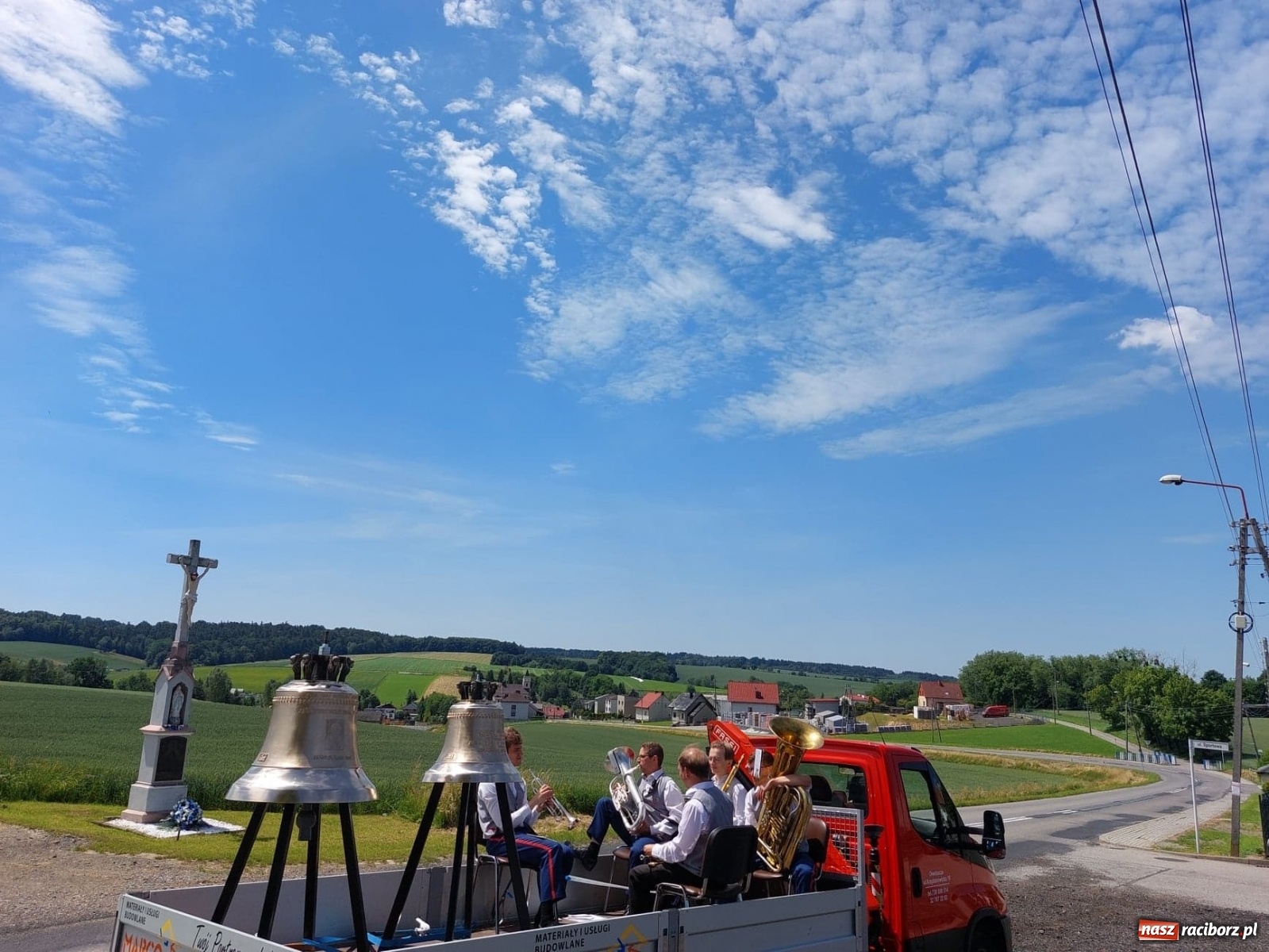 Zdjęcie w galerii na portalu naszraciborz.pl: Radość to wielka. Nowe dzwony objechały Owsiszcze i Nową Wioskę wiadomości z regionu