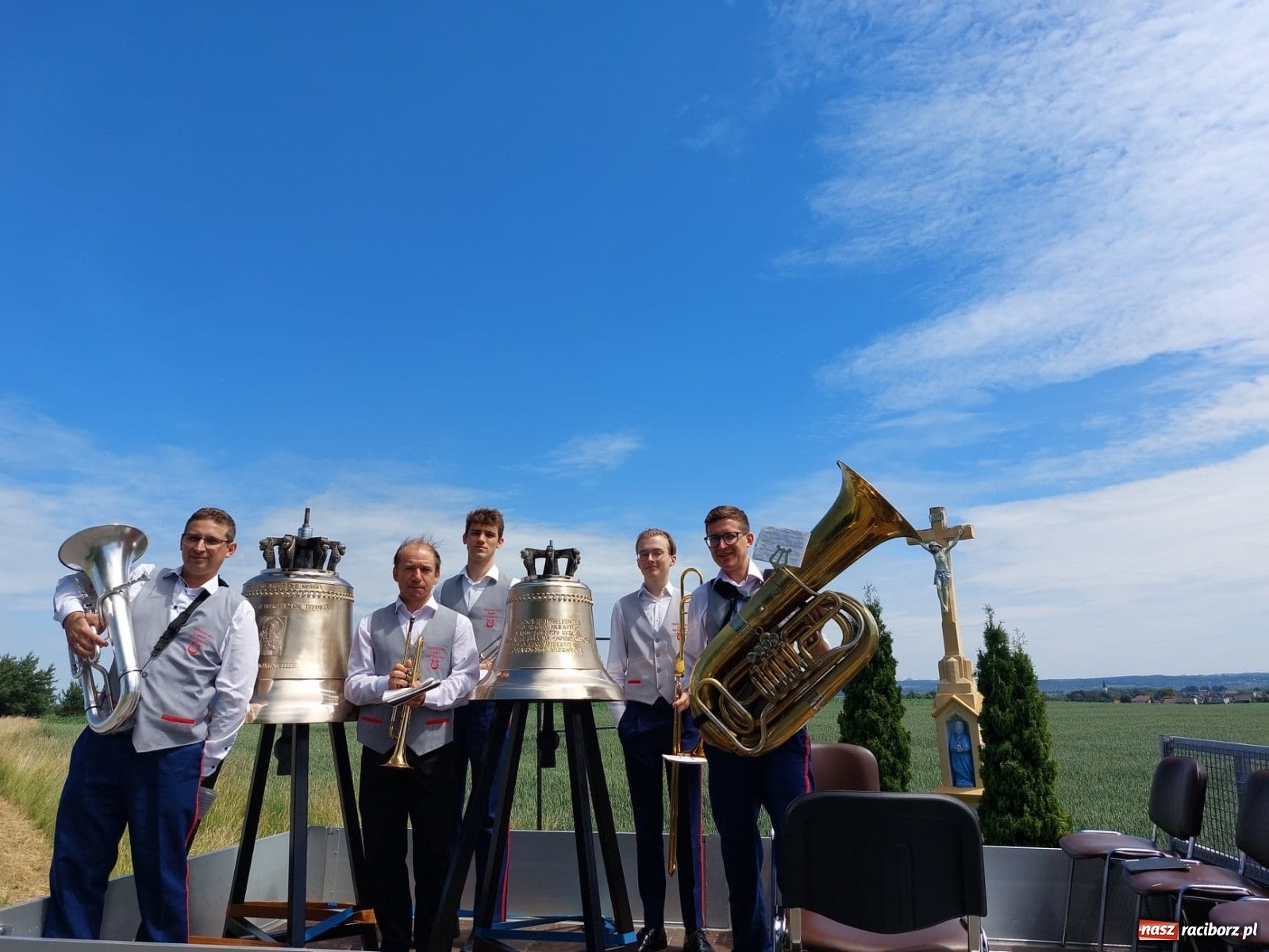 Zdjęcie w galerii na portalu naszraciborz.pl: Radość to wielka. Nowe dzwony objechały Owsiszcze i Nową Wioskę wiadomości z regionu