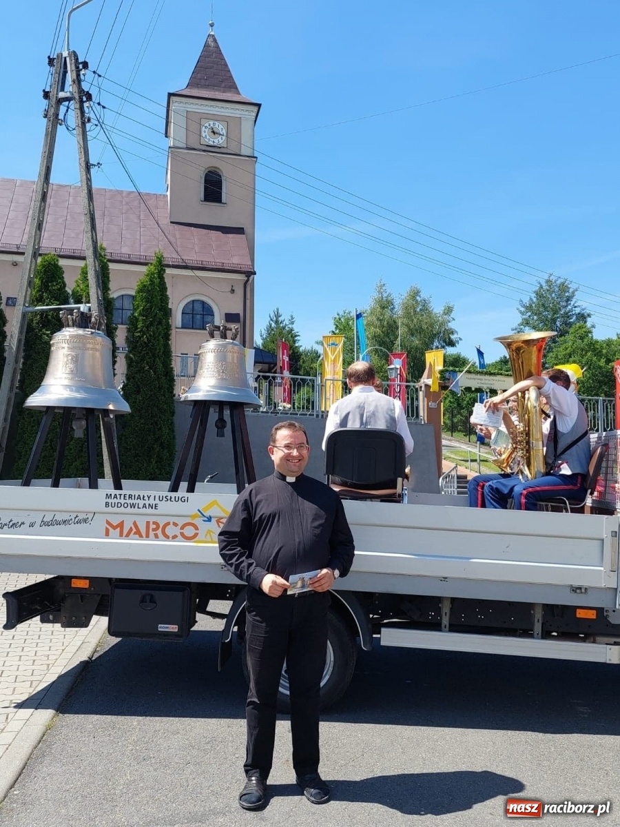 Zdjęcie w galerii na portalu naszraciborz.pl: Radość to wielka. Nowe dzwony objechały Owsiszcze i Nową Wioskę wiadomości z regionu