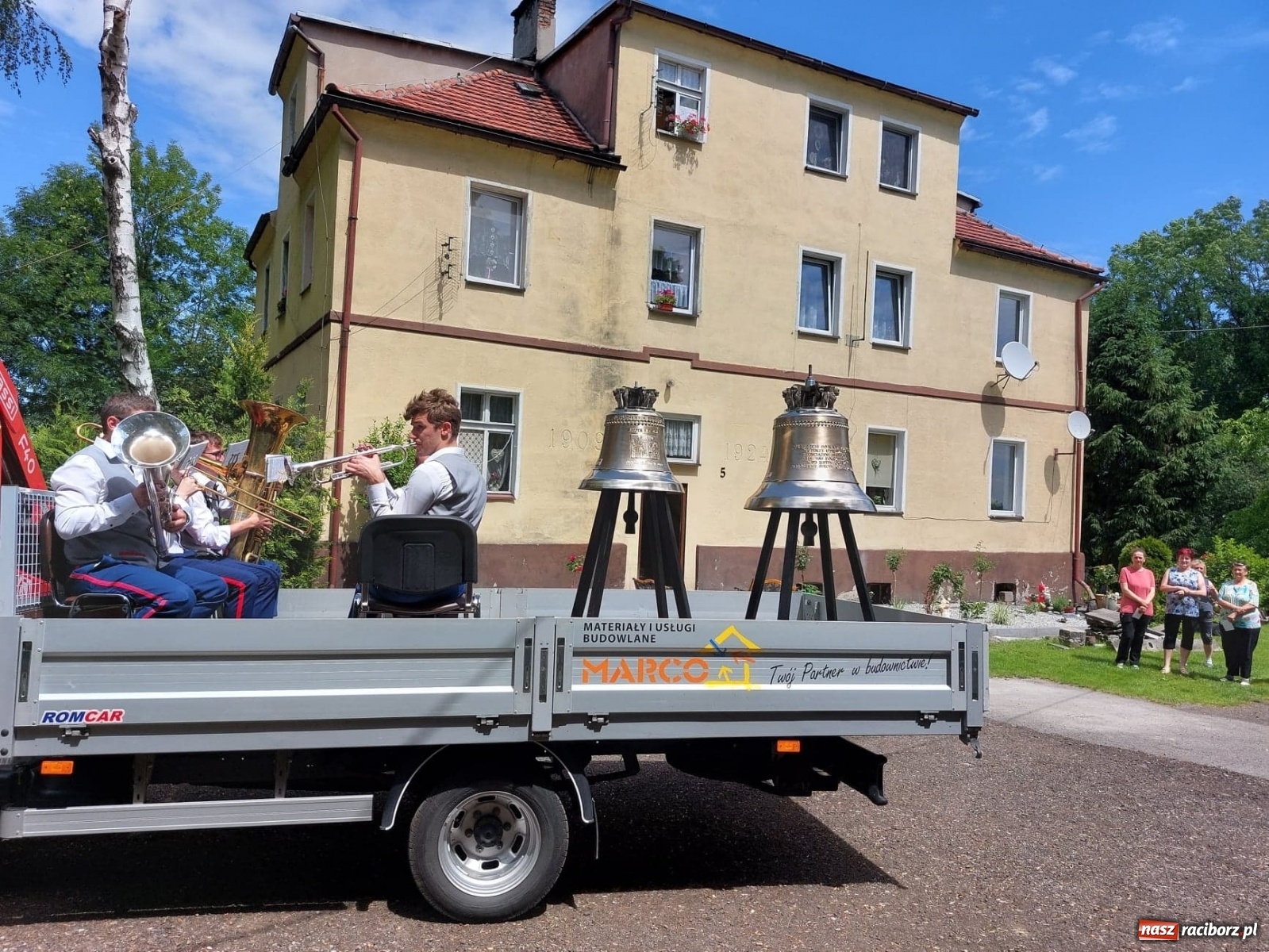 Zdjęcie w galerii na portalu naszraciborz.pl: Radość to wielka. Nowe dzwony objechały Owsiszcze i Nową Wioskę wiadomości z regionu