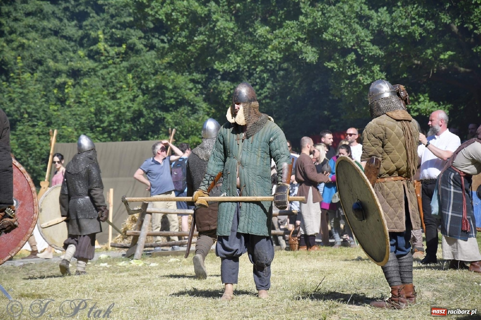 Zdjęcie w galerii na portalu naszraciborz.pl: Wielka bitwa wojów pod Oborą [FOTO i WIDEO] wiadomości z regionu