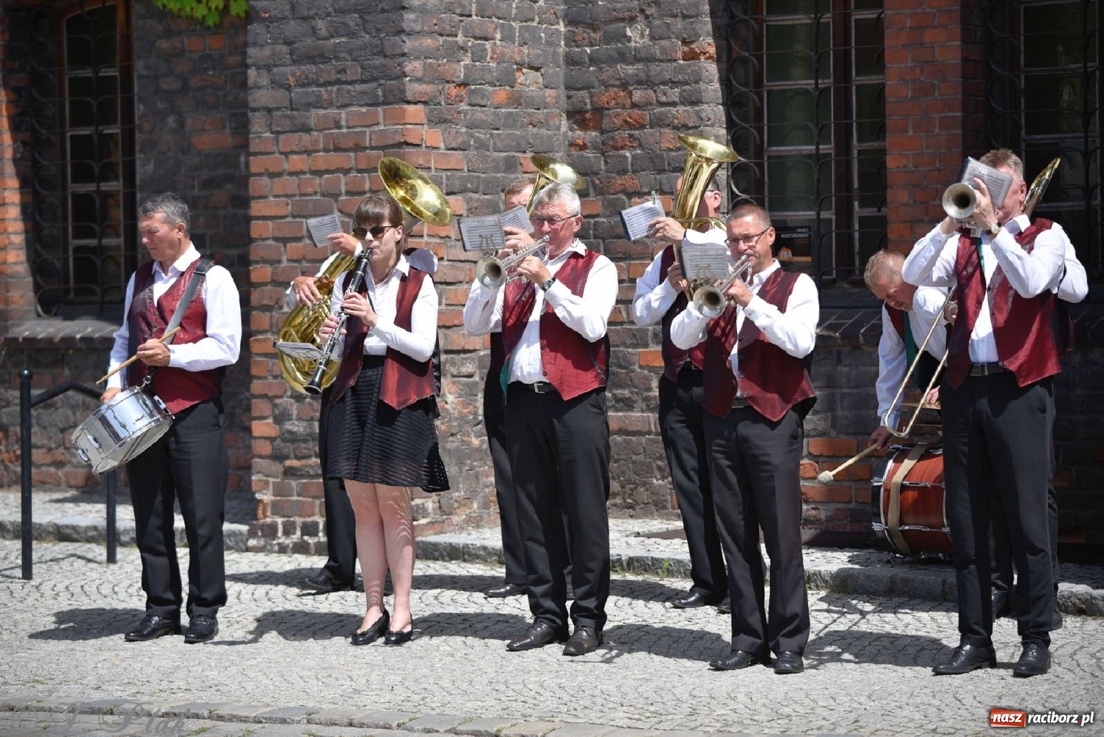Zdjęcie w galerii na portalu naszraciborz.pl: Goście ogródków zaskoczeni. Widowisko historyczne w centrum Raciborza [FOTO i WIDEO] wiadomości z regionu