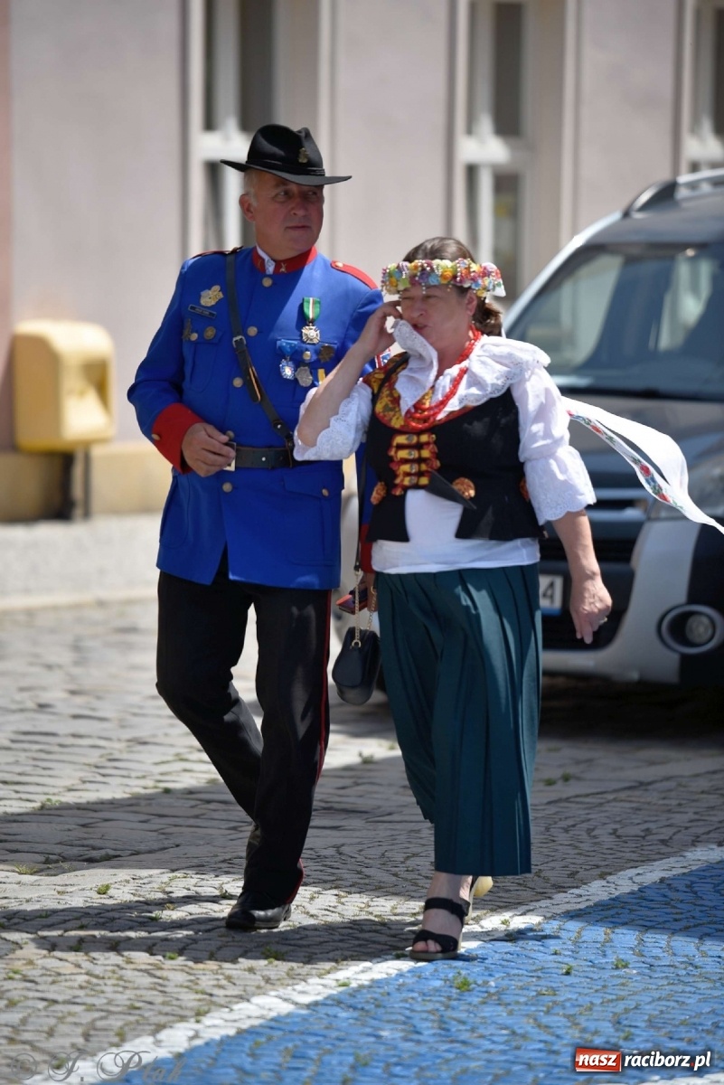Zdjęcie w galerii na portalu naszraciborz.pl: Goście ogródków zaskoczeni. Widowisko historyczne w centrum Raciborza [FOTO i WIDEO] wiadomości z regionu