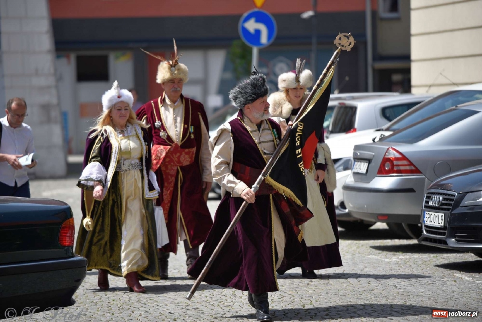 Zdjęcie w galerii na portalu naszraciborz.pl: Goście ogródków zaskoczeni. Widowisko historyczne w centrum Raciborza [FOTO i WIDEO] wiadomości z regionu