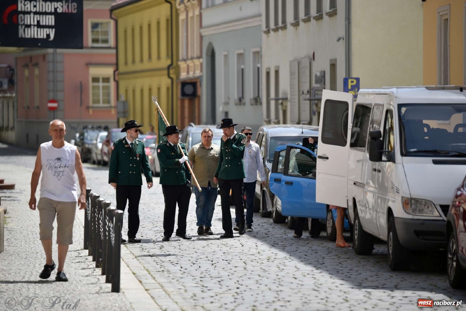 Zdjęcie w galerii na portalu naszraciborz.pl: Goście ogródków zaskoczeni. Widowisko historyczne w centrum Raciborza [FOTO i WIDEO] wiadomości z regionu