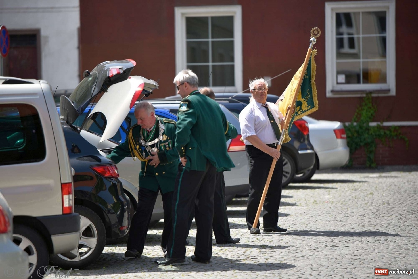Zdjęcie w galerii na portalu naszraciborz.pl: Goście ogródków zaskoczeni. Widowisko historyczne w centrum Raciborza [FOTO i WIDEO] wiadomości z regionu