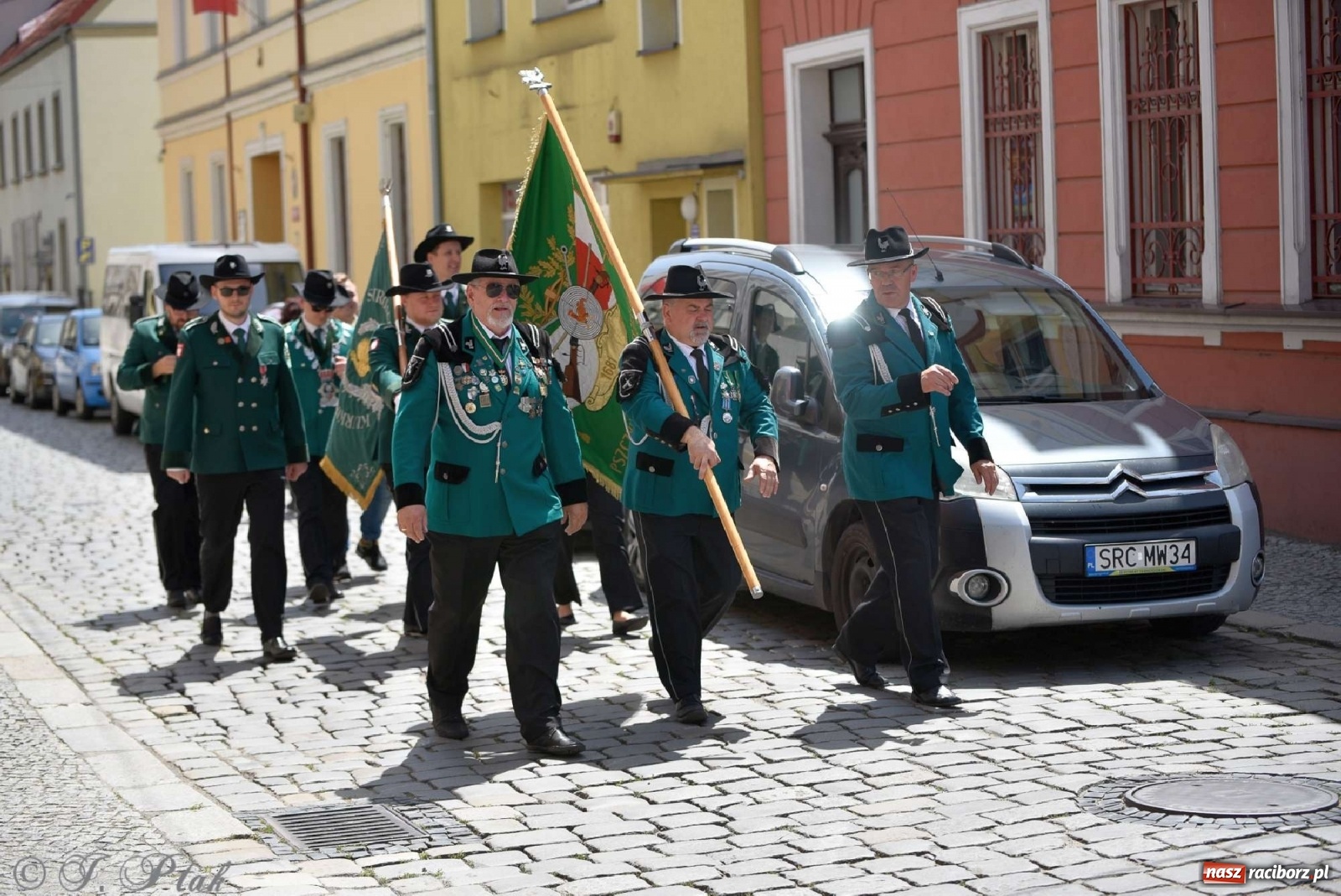 Zdjęcie w galerii na portalu naszraciborz.pl: Goście ogródków zaskoczeni. Widowisko historyczne w centrum Raciborza [FOTO i WIDEO] wiadomości z regionu