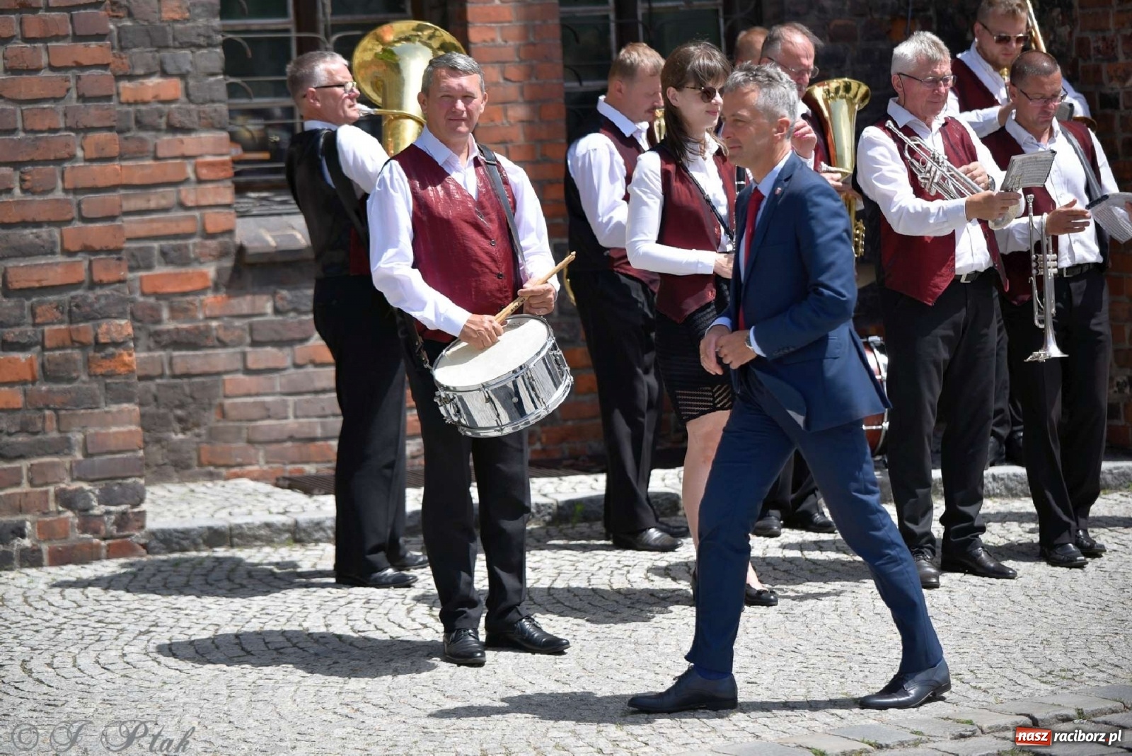 Zdjęcie w galerii na portalu naszraciborz.pl: Goście ogródków zaskoczeni. Widowisko historyczne w centrum Raciborza [FOTO i WIDEO] wiadomości z regionu