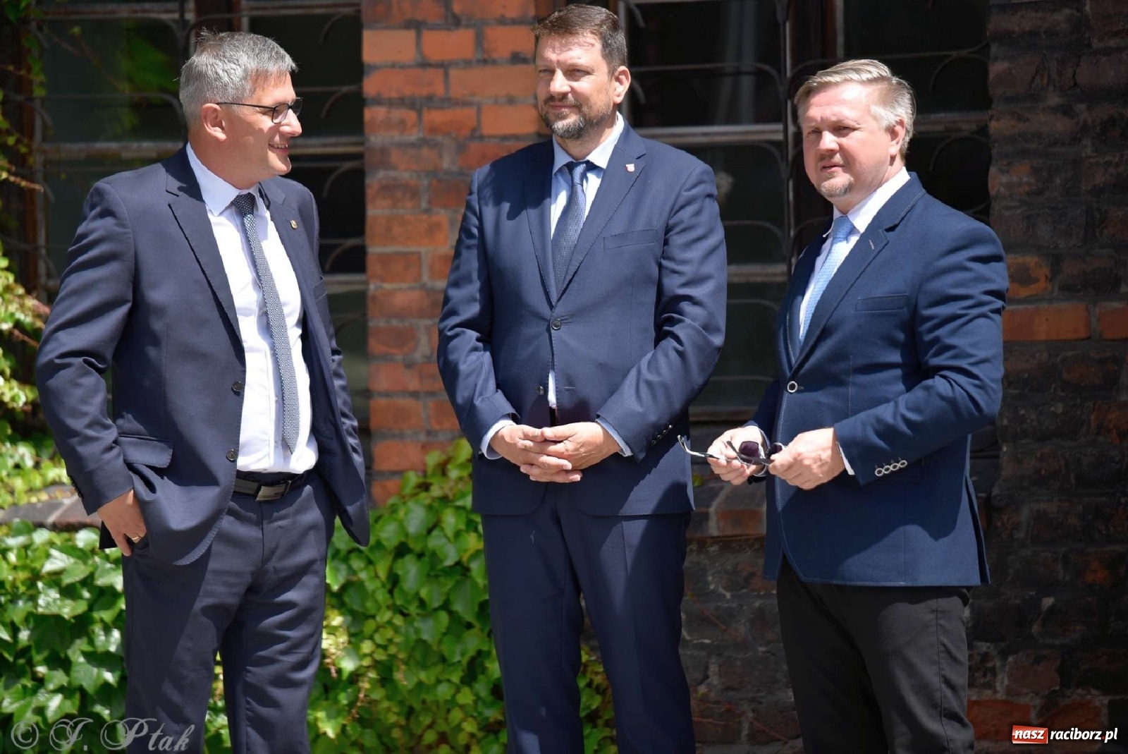 Zdjęcie w galerii na portalu naszraciborz.pl: Goście ogródków zaskoczeni. Widowisko historyczne w centrum Raciborza [FOTO i WIDEO] wiadomości z regionu