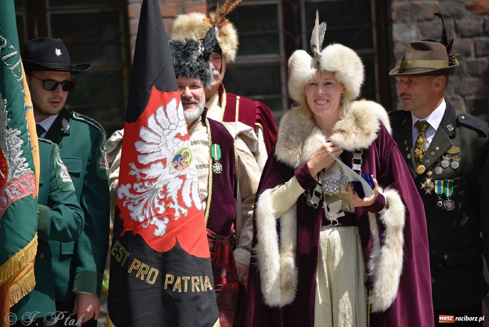 Zdjęcie w galerii na portalu naszraciborz.pl: Goście ogródków zaskoczeni. Widowisko historyczne w centrum Raciborza [FOTO i WIDEO] wiadomości z regionu