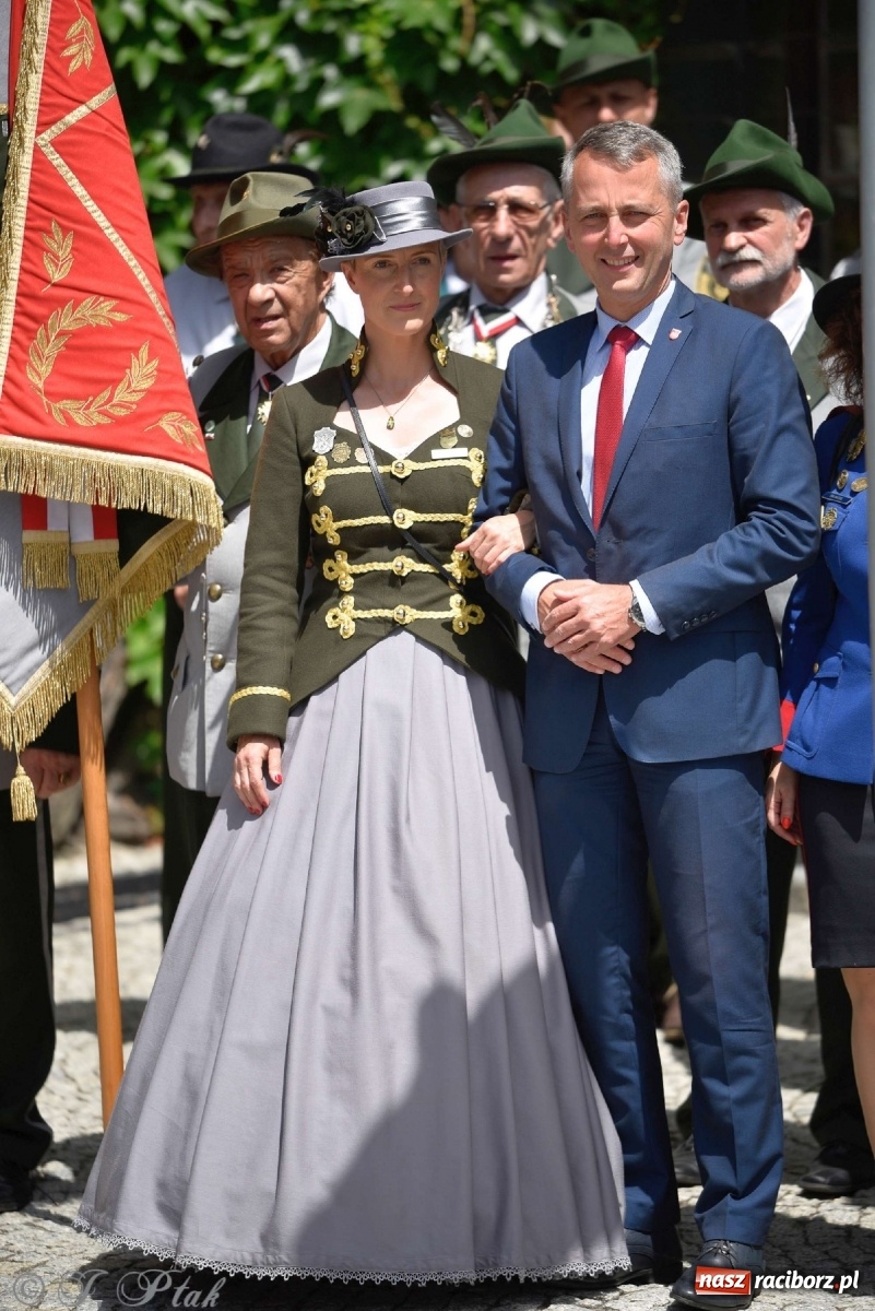 Zdjęcie w galerii na portalu naszraciborz.pl: Goście ogródków zaskoczeni. Widowisko historyczne w centrum Raciborza [FOTO i WIDEO] wiadomości z regionu