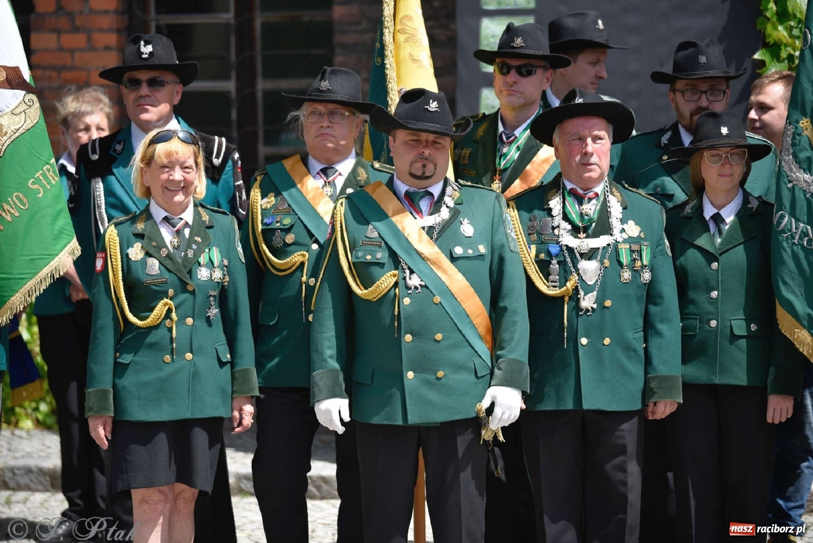 Zdjęcie w galerii na portalu naszraciborz.pl: Goście ogródków zaskoczeni. Widowisko historyczne w centrum Raciborza [FOTO i WIDEO] wiadomości z regionu