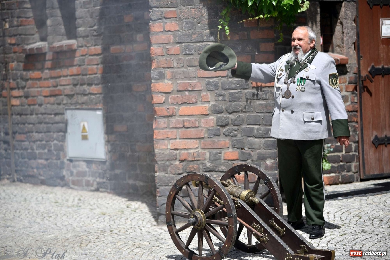 Zdjęcie w galerii na portalu naszraciborz.pl: Goście ogródków zaskoczeni. Widowisko historyczne w centrum Raciborza [FOTO i WIDEO] wiadomości z regionu