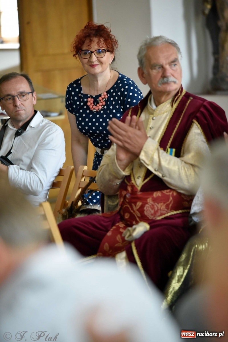 Zdjęcie w galerii na portalu naszraciborz.pl: Goście ogródków zaskoczeni. Widowisko historyczne w centrum Raciborza [FOTO i WIDEO] wiadomości z regionu