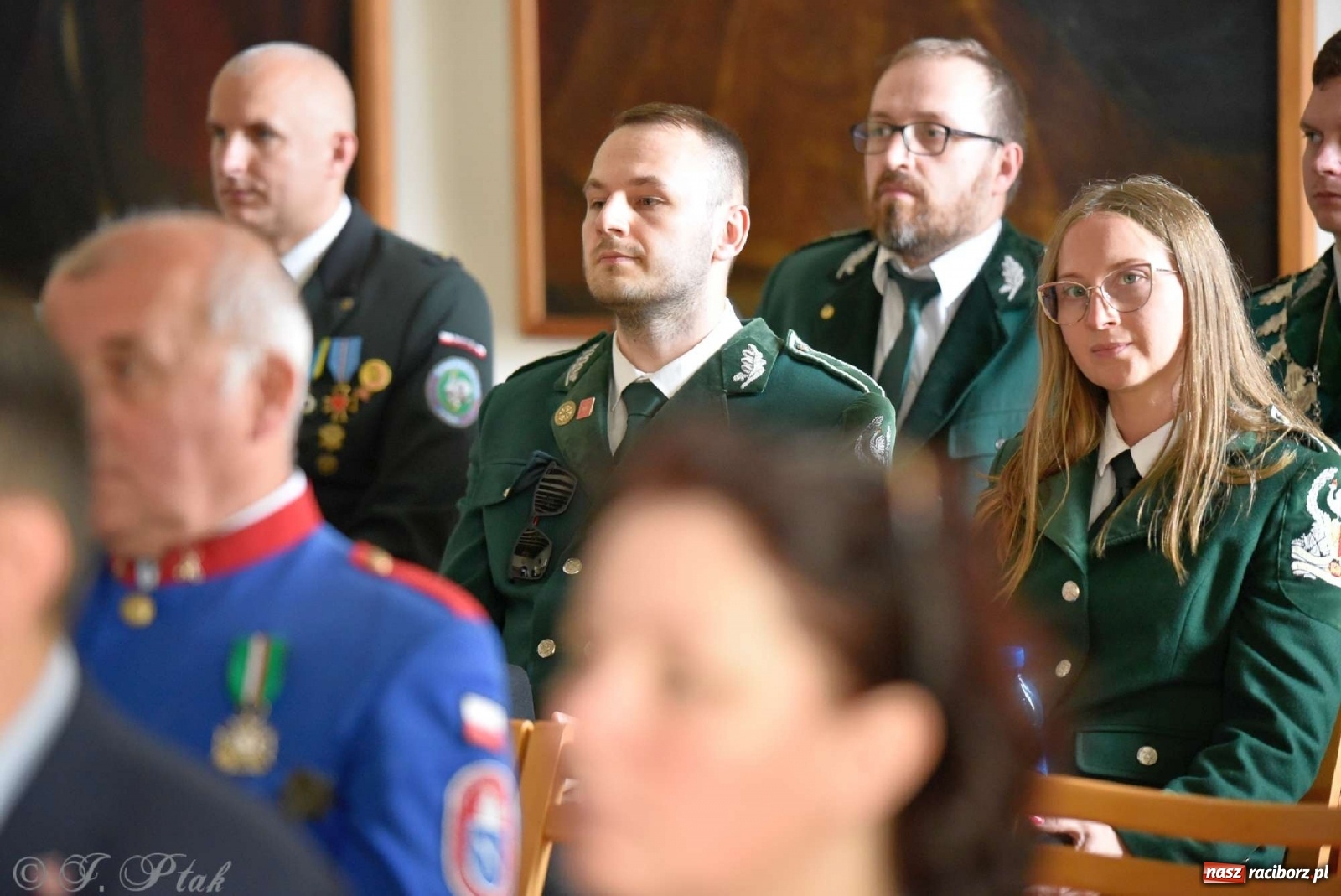 Zdjęcie w galerii na portalu naszraciborz.pl: Goście ogródków zaskoczeni. Widowisko historyczne w centrum Raciborza [FOTO i WIDEO] wiadomości z regionu